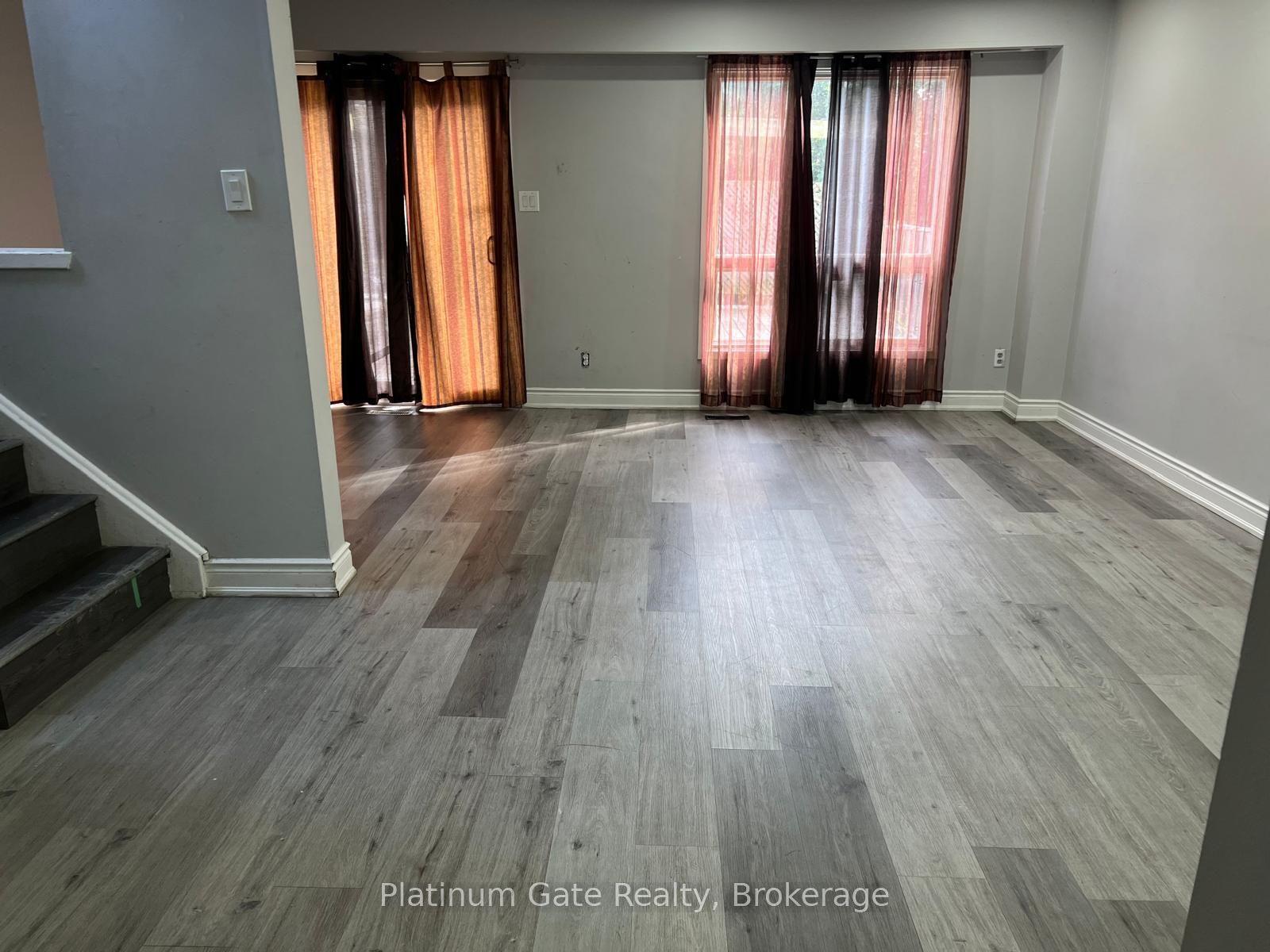 108 Courtleigh Square Property Photo 2