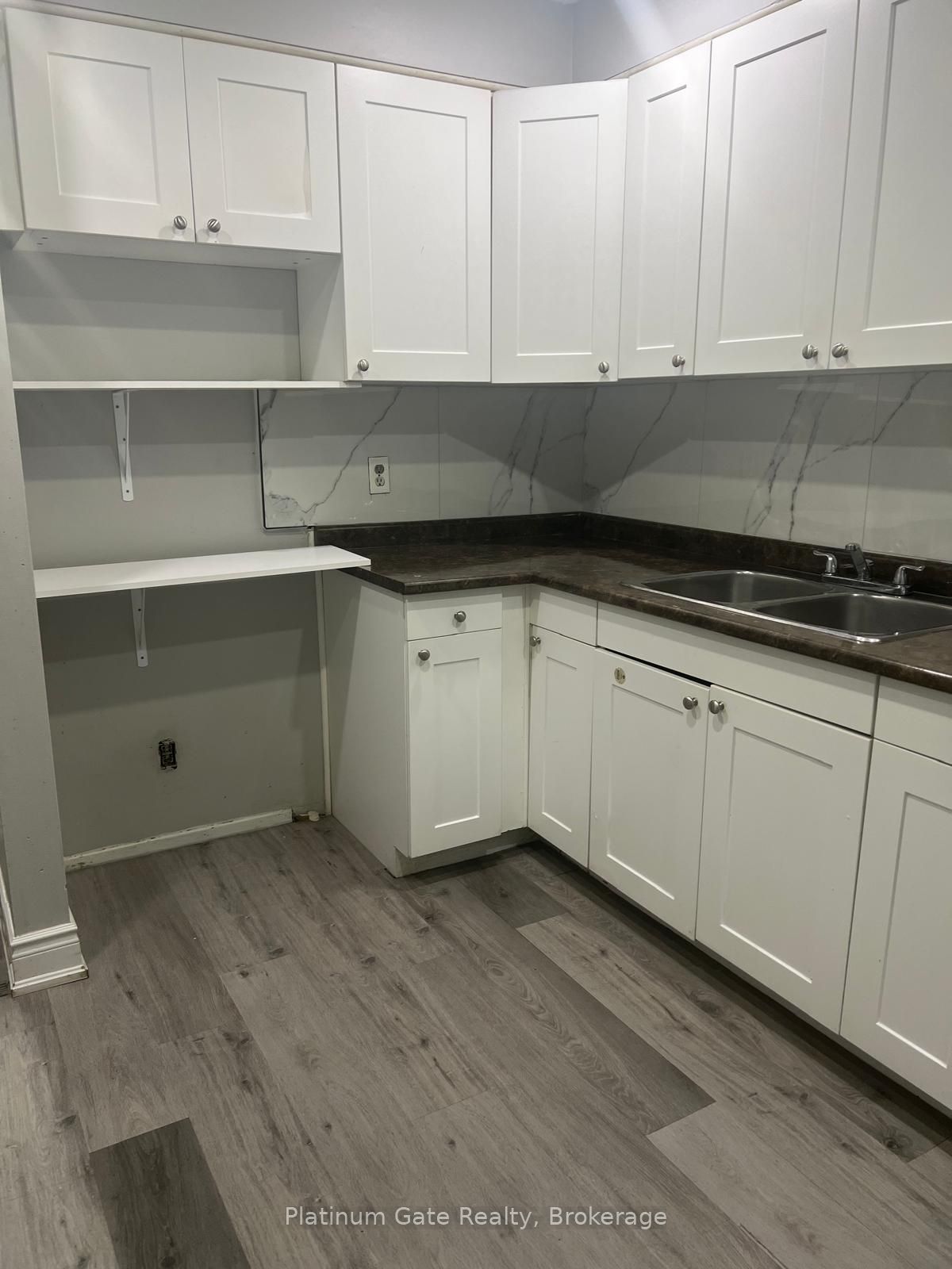 108 Courtleigh Square Property Photo 6