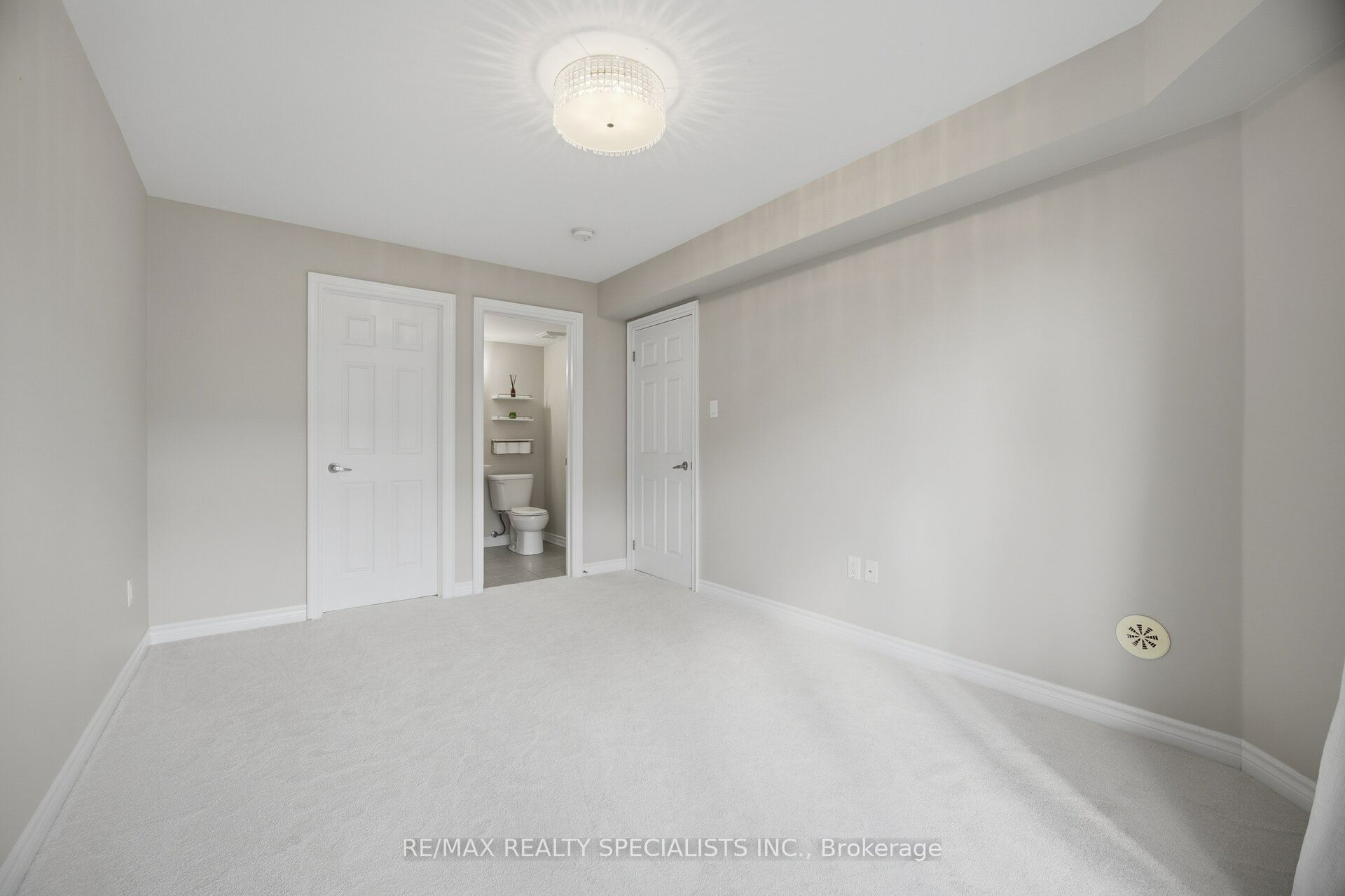 2441 Greenwich Drive 66 Property Photo 24