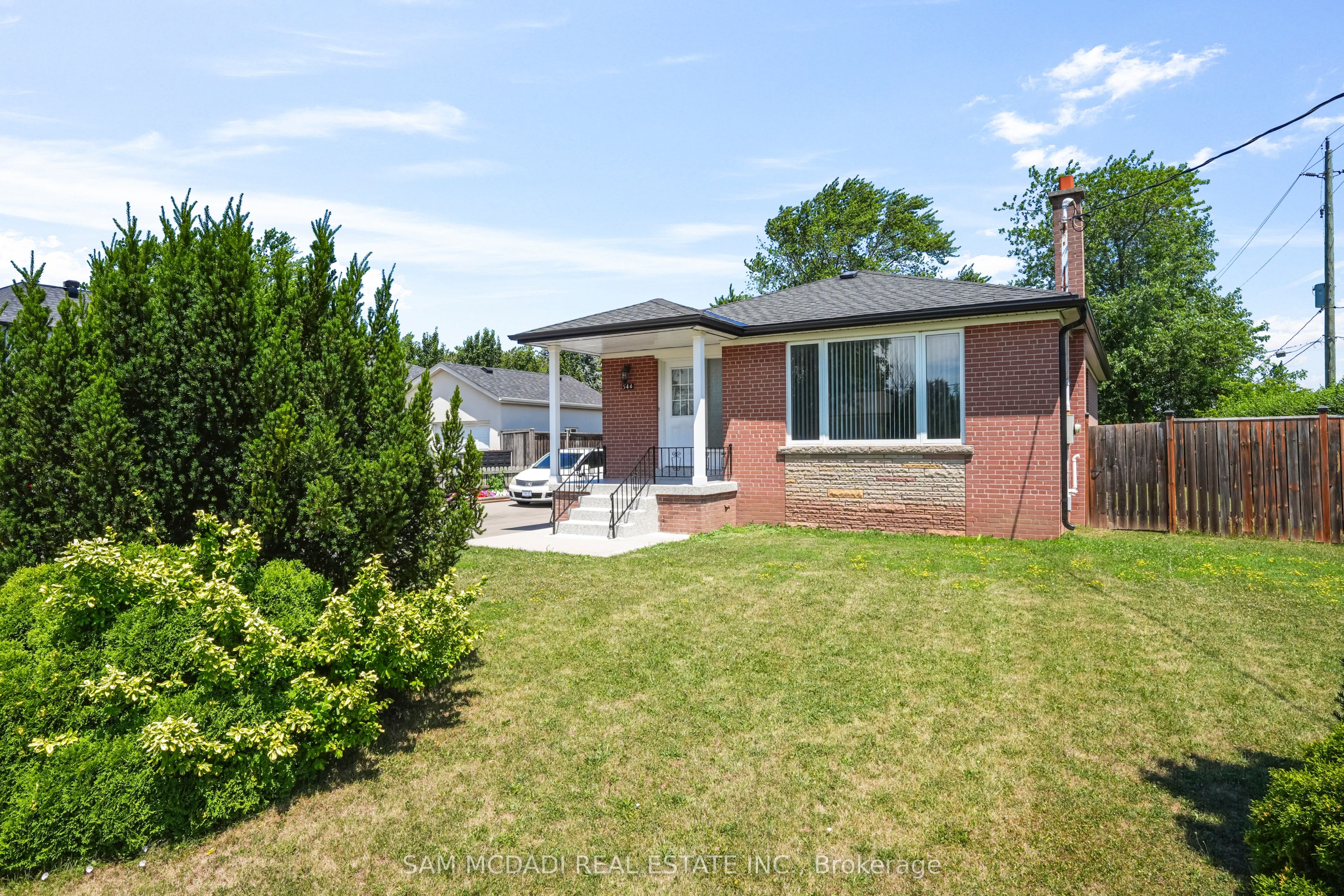 544 Sandmere Place Upper Property Photo 4