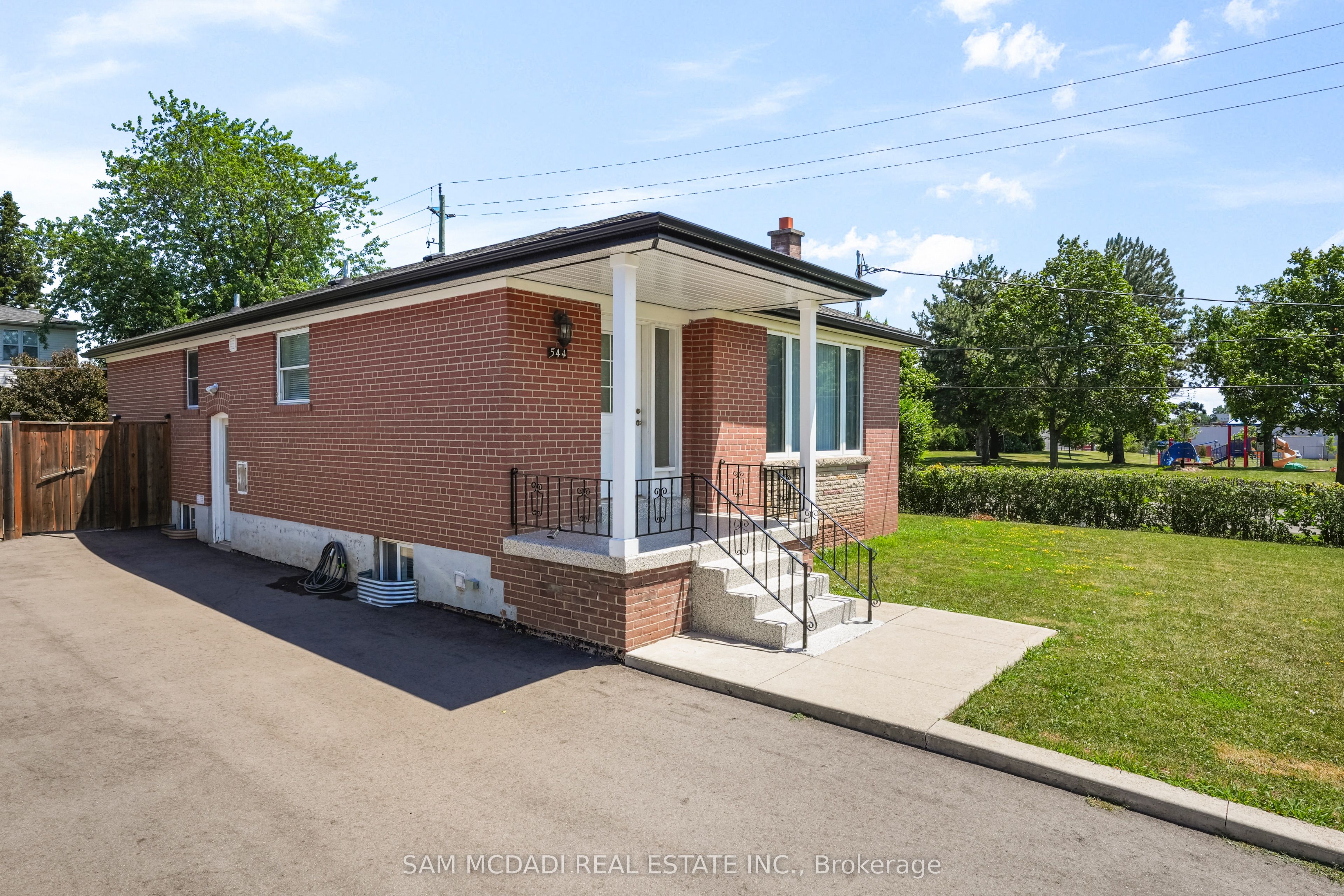544 Sandmere Place Upper Property Photo 5