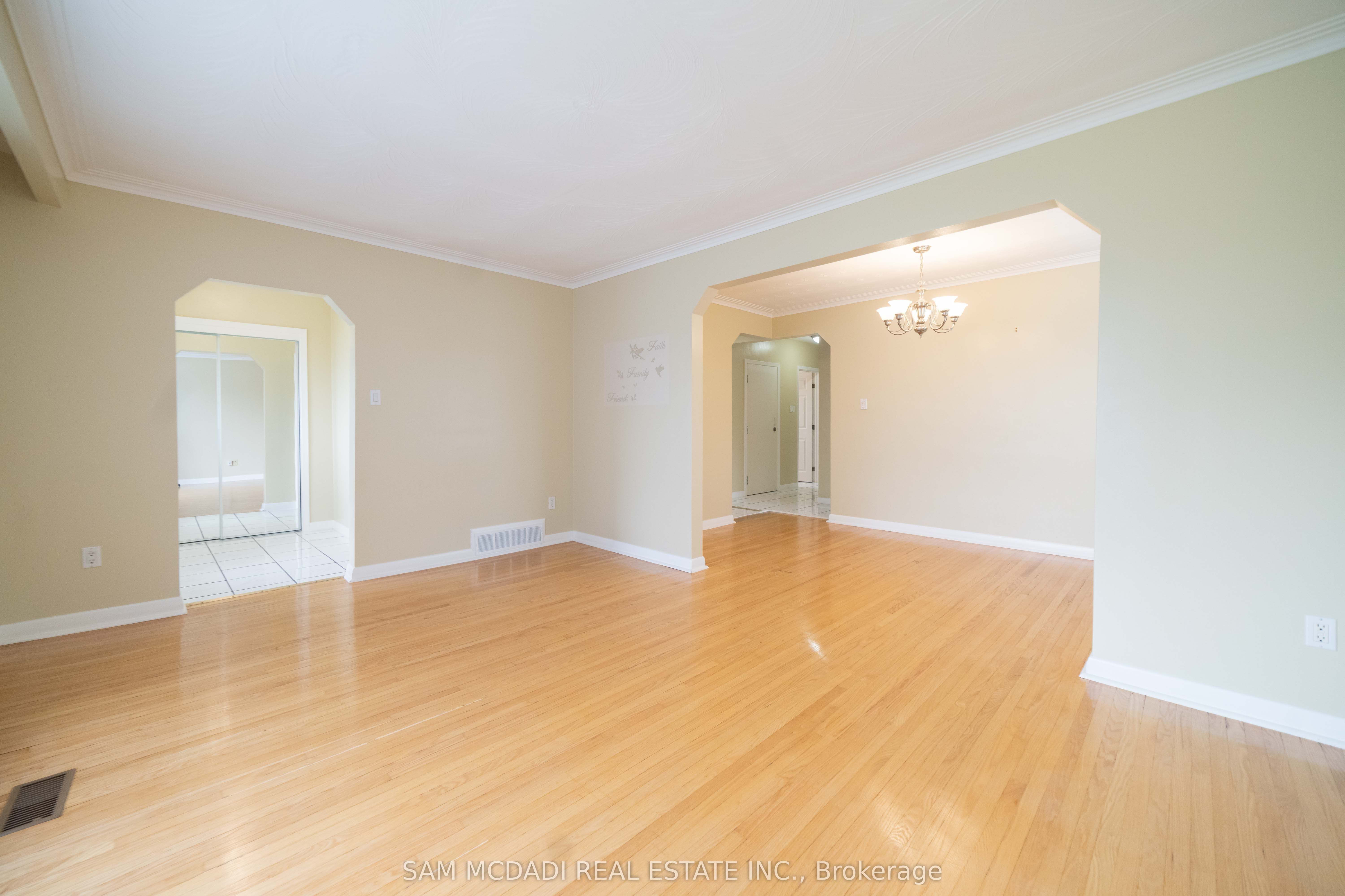 544 Sandmere Place Upper Property Photo 10