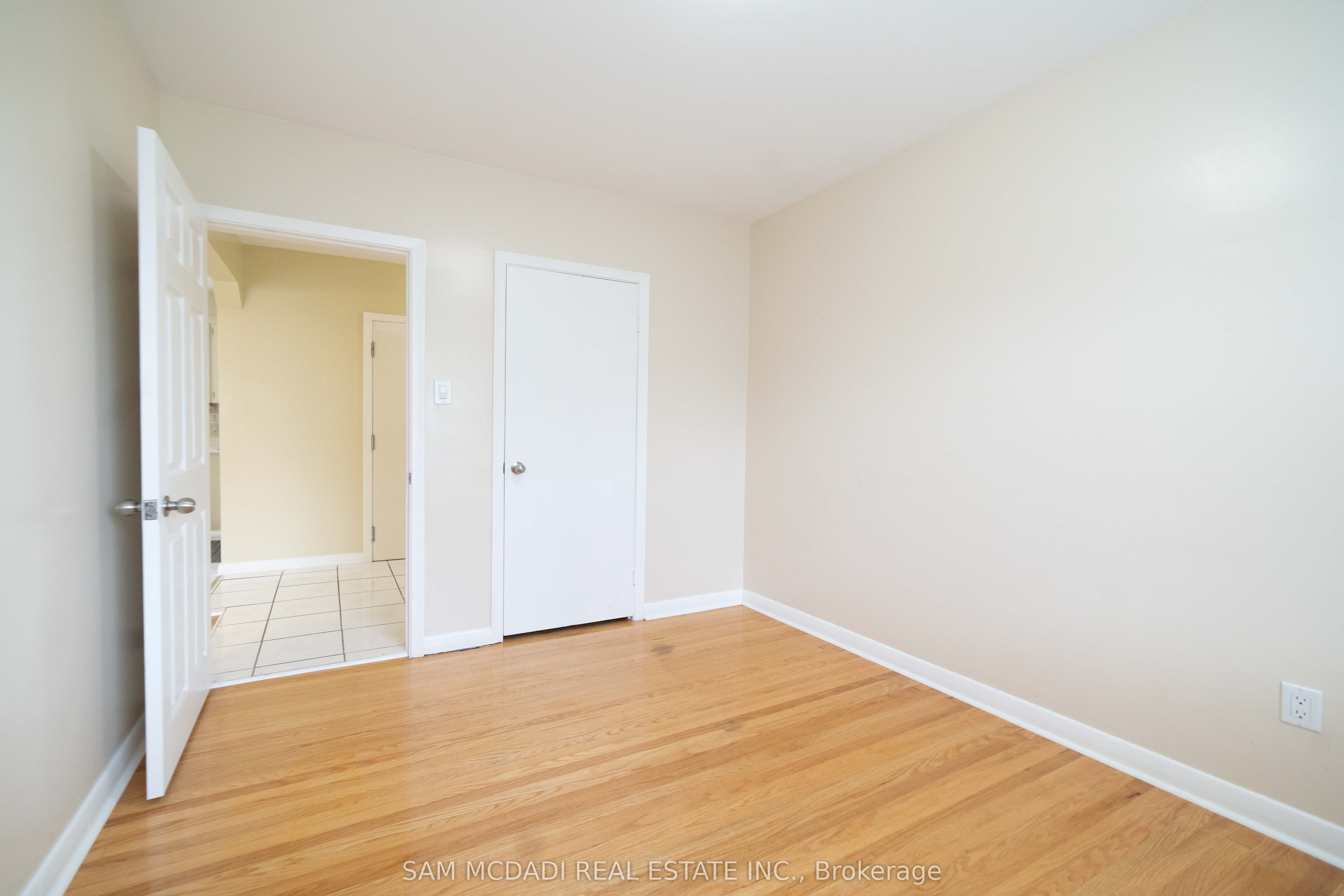 544 Sandmere Place Upper Property Photo 16