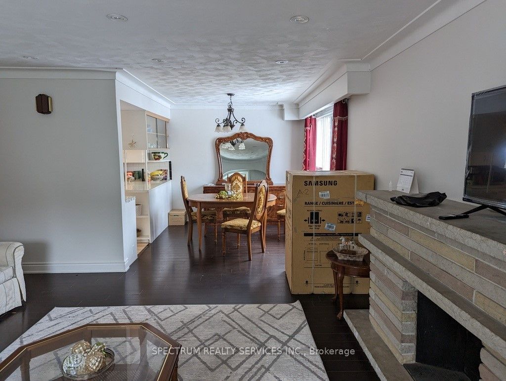 5006 Derry Road W Property Photo 2