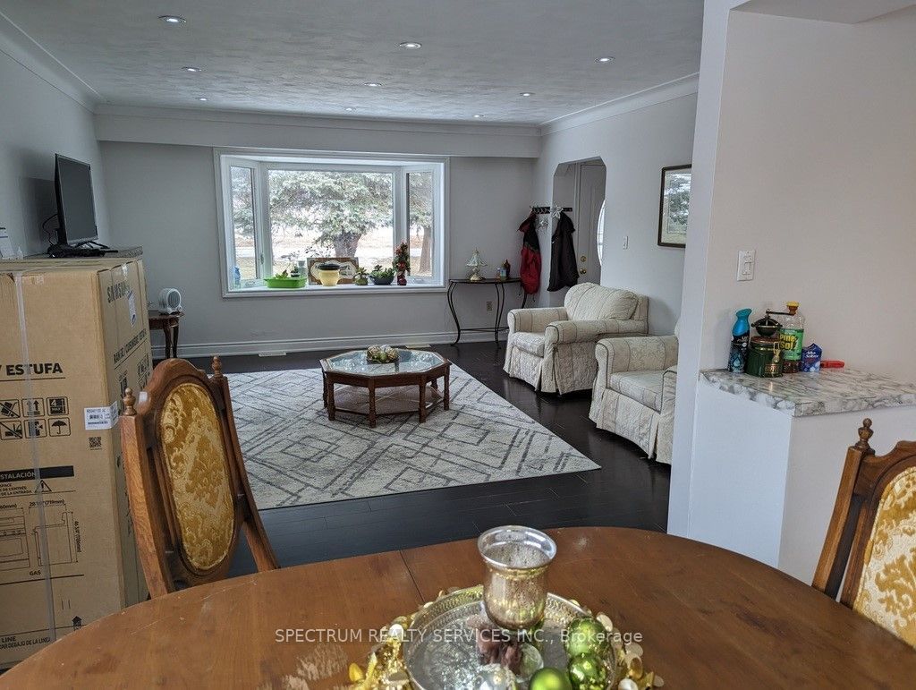 5006 Derry Road W Property Photo 4