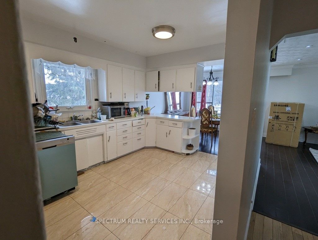 5006 Derry Road W Property Photo 5