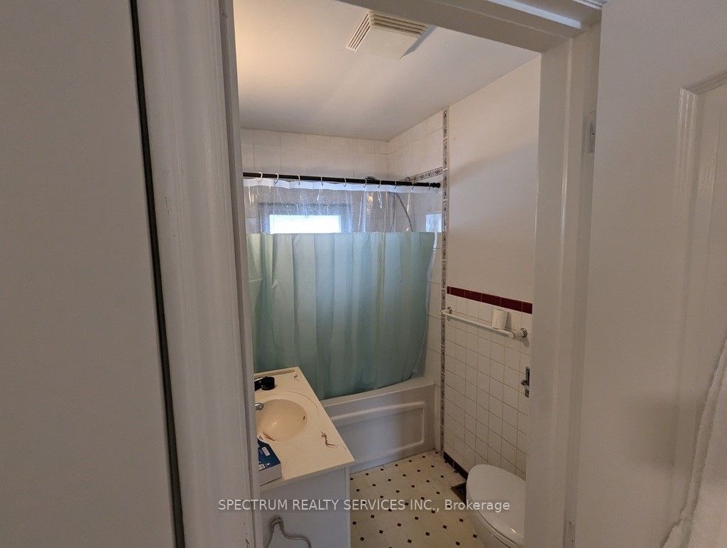 5006 Derry Road W Property Photo 10