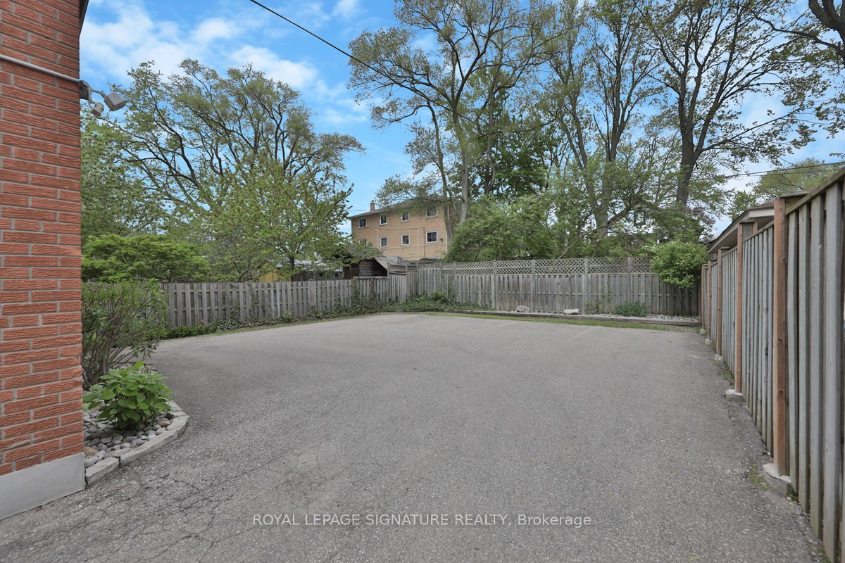 65 Mississauga Road 2 Property Photo 17