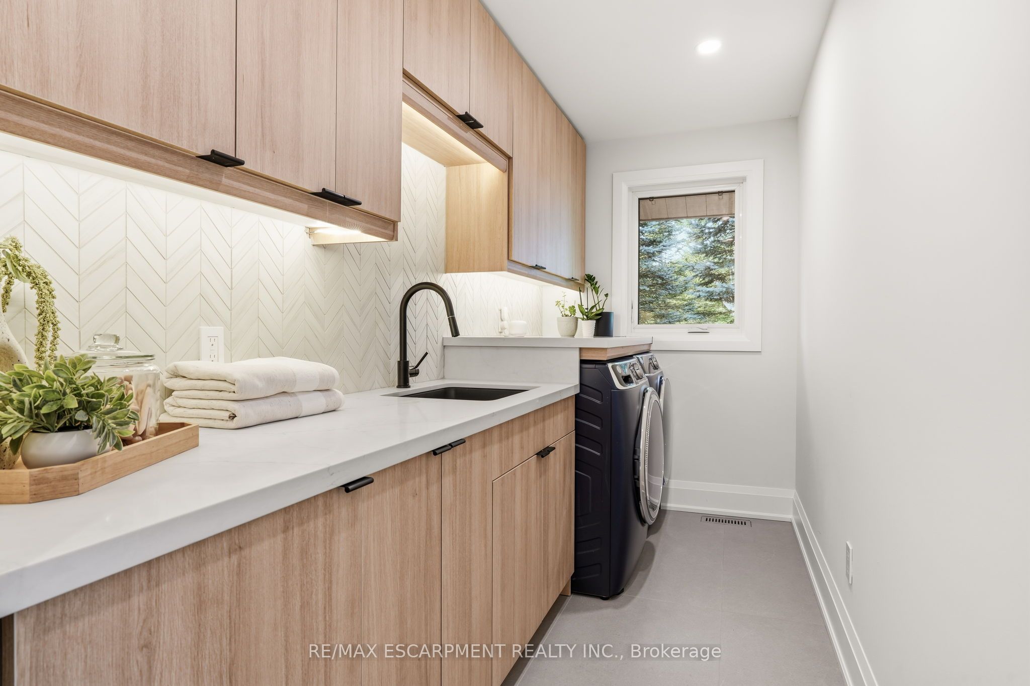 1400 1 Side Road Property Photo 33
