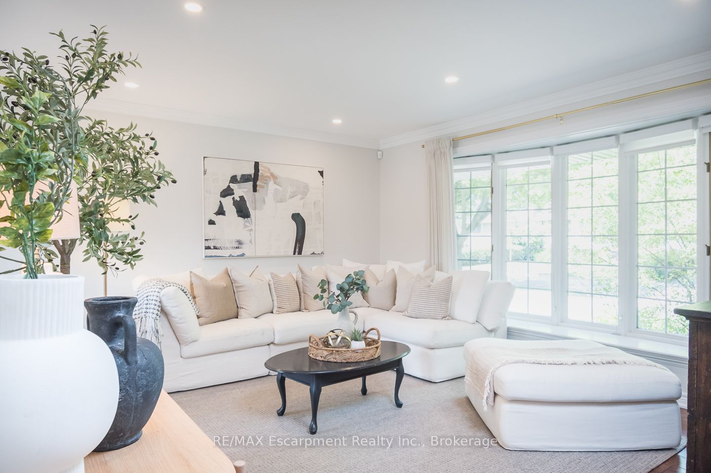 5410 Clive Crescent Property Photo 6