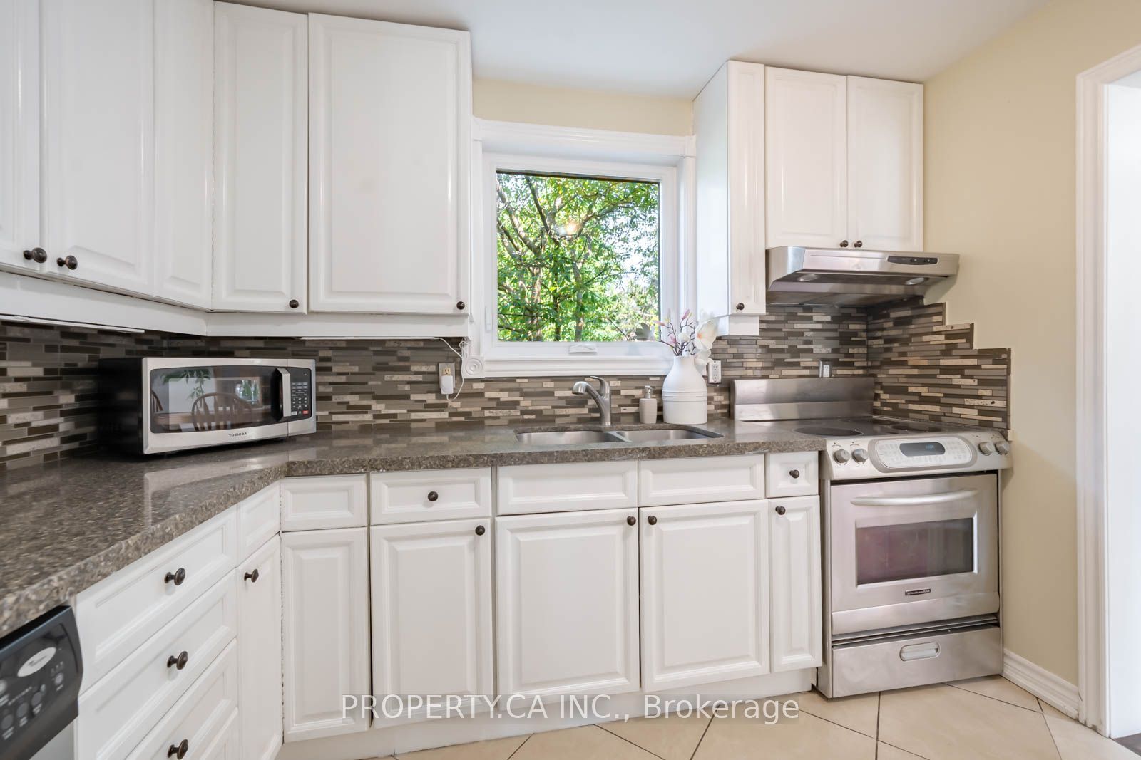 2563 Bromsgrove Road W Property Photo 11