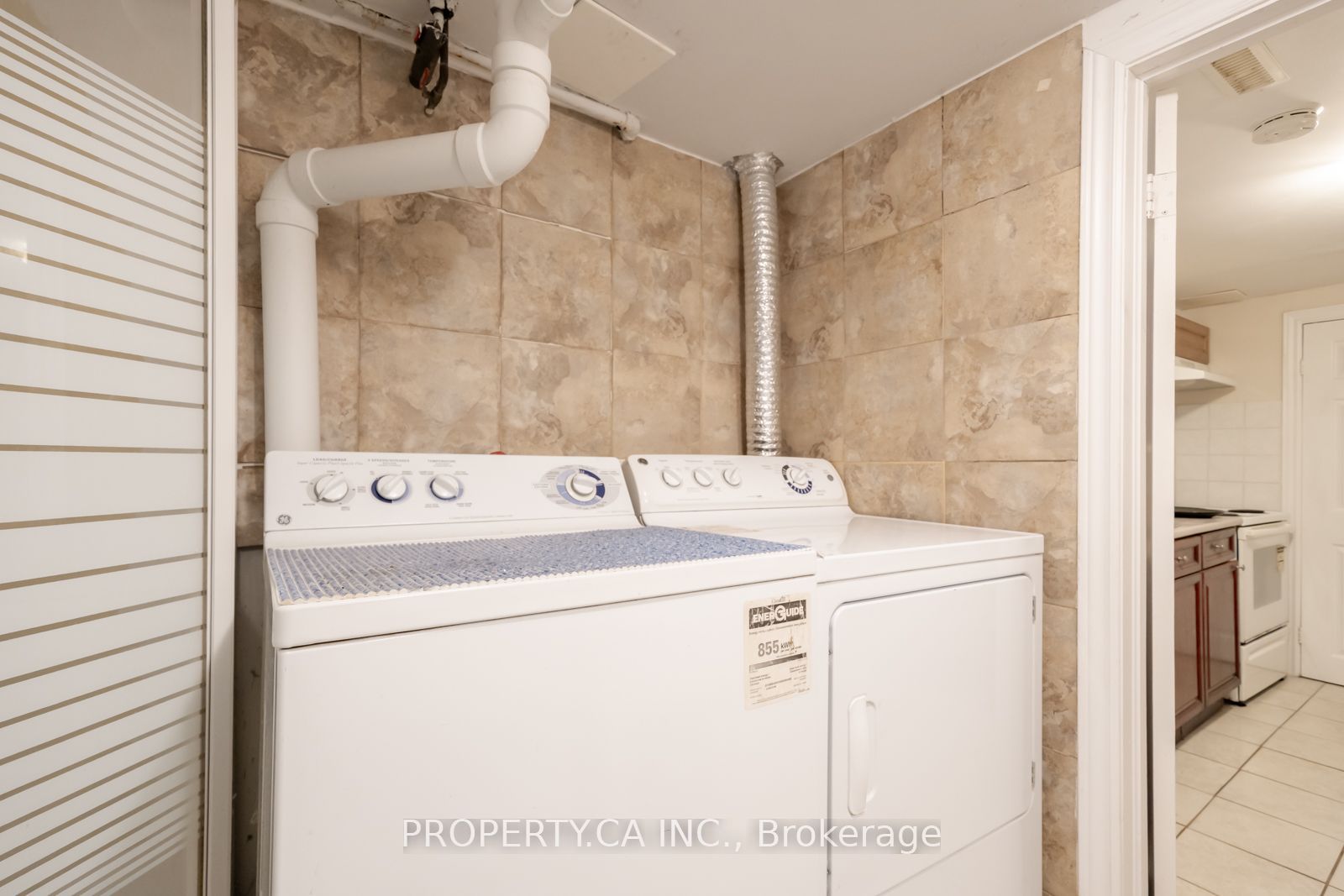 2563 Bromsgrove Road W Property Photo 34