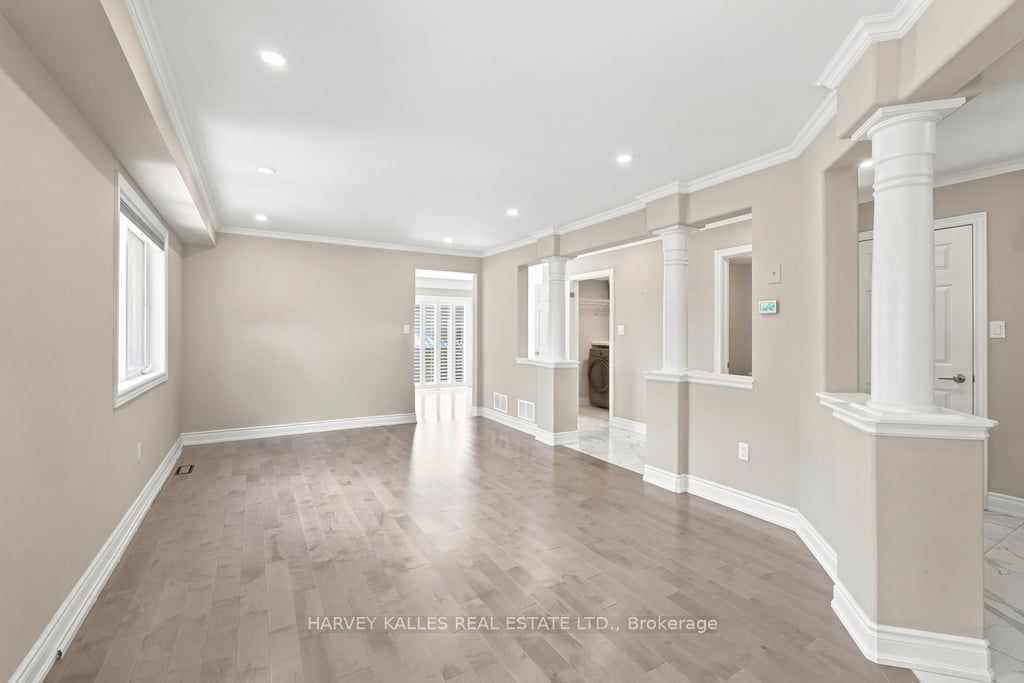 2033 Redstone Crescent Property Photo 6