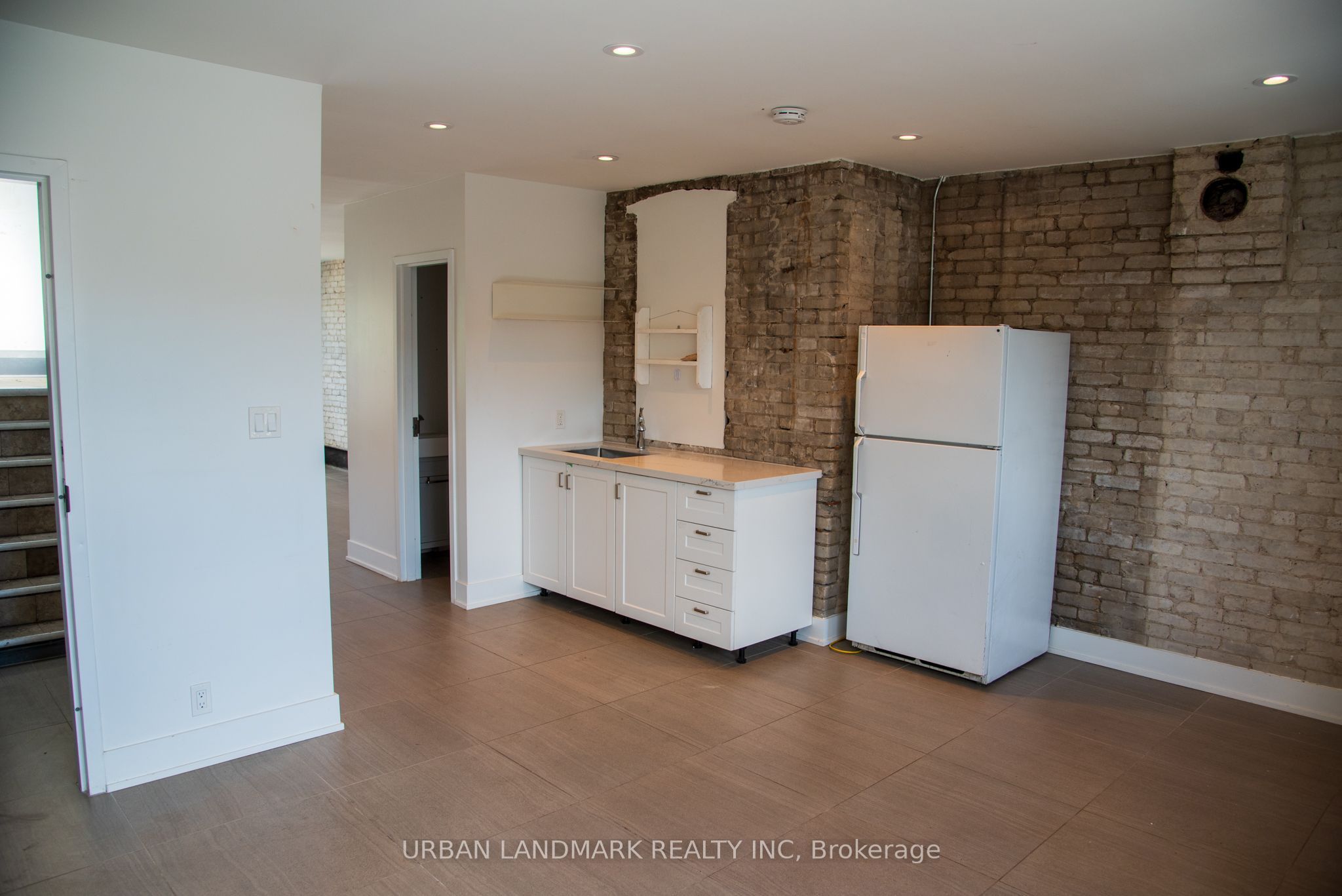 1187 St Clair Avenue W Second Fl - B2 Property Photo 4