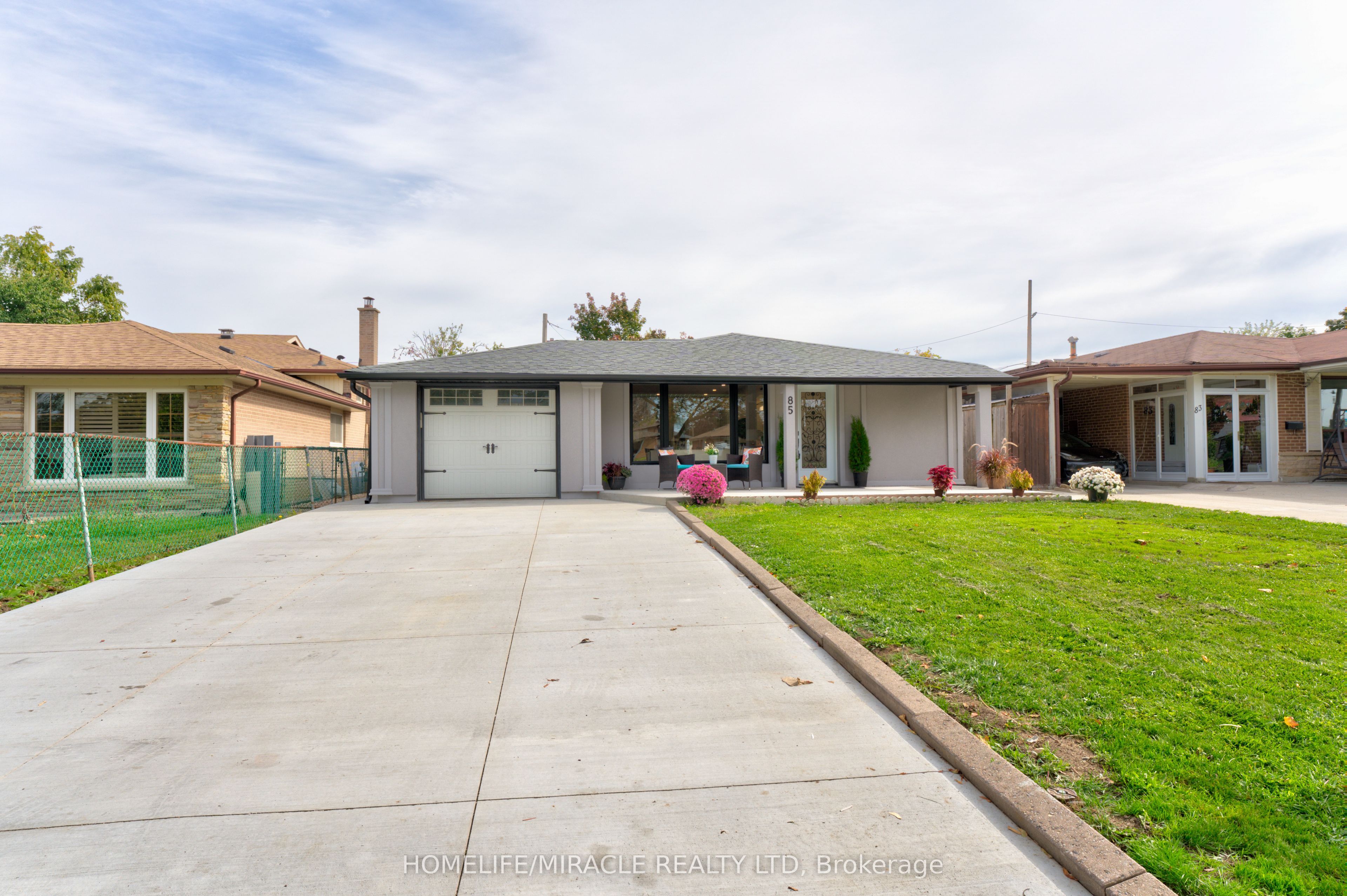 85 Silverstone Drive Property Photo 1