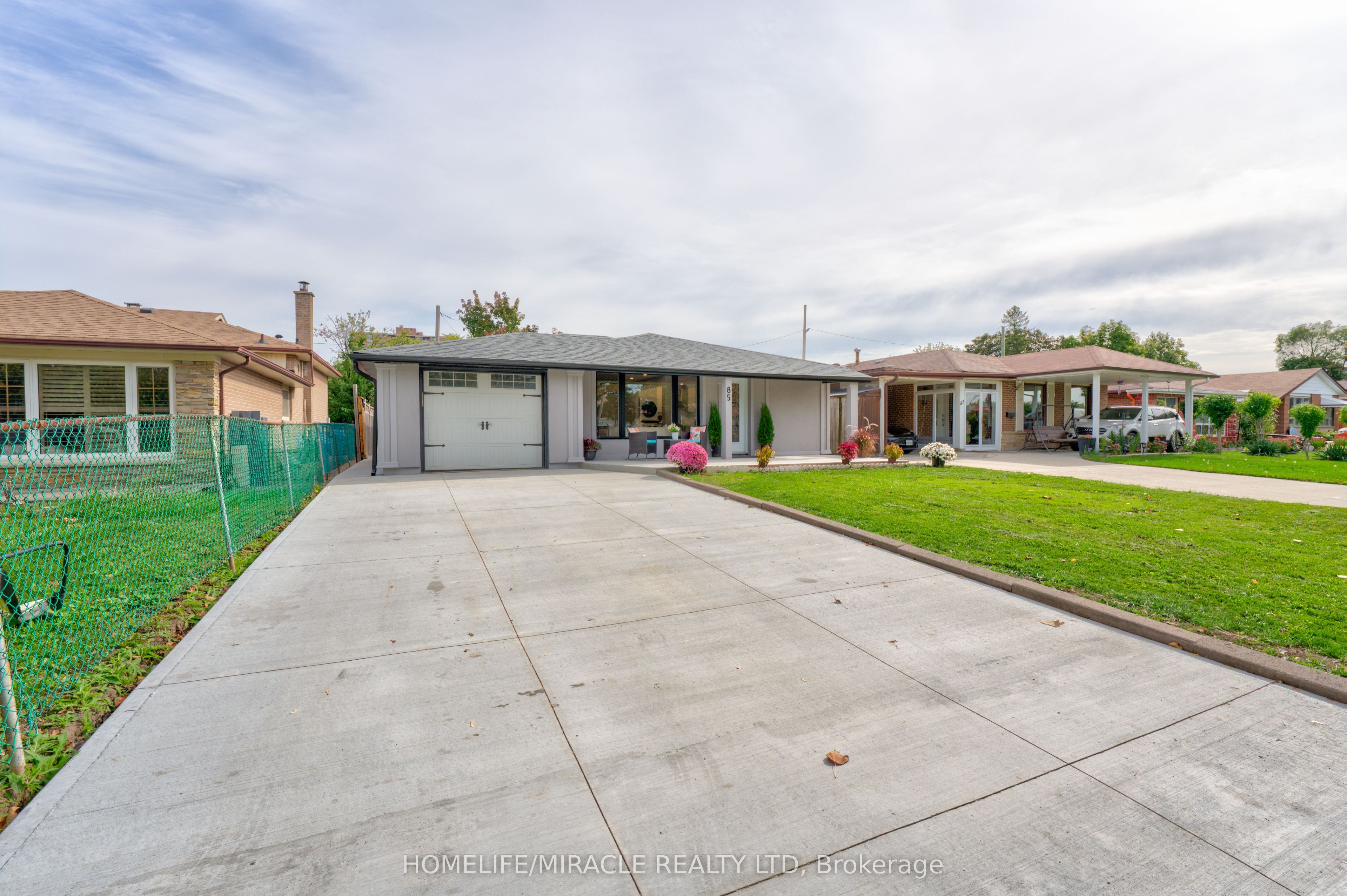 85 Silverstone Drive Property Photo 2