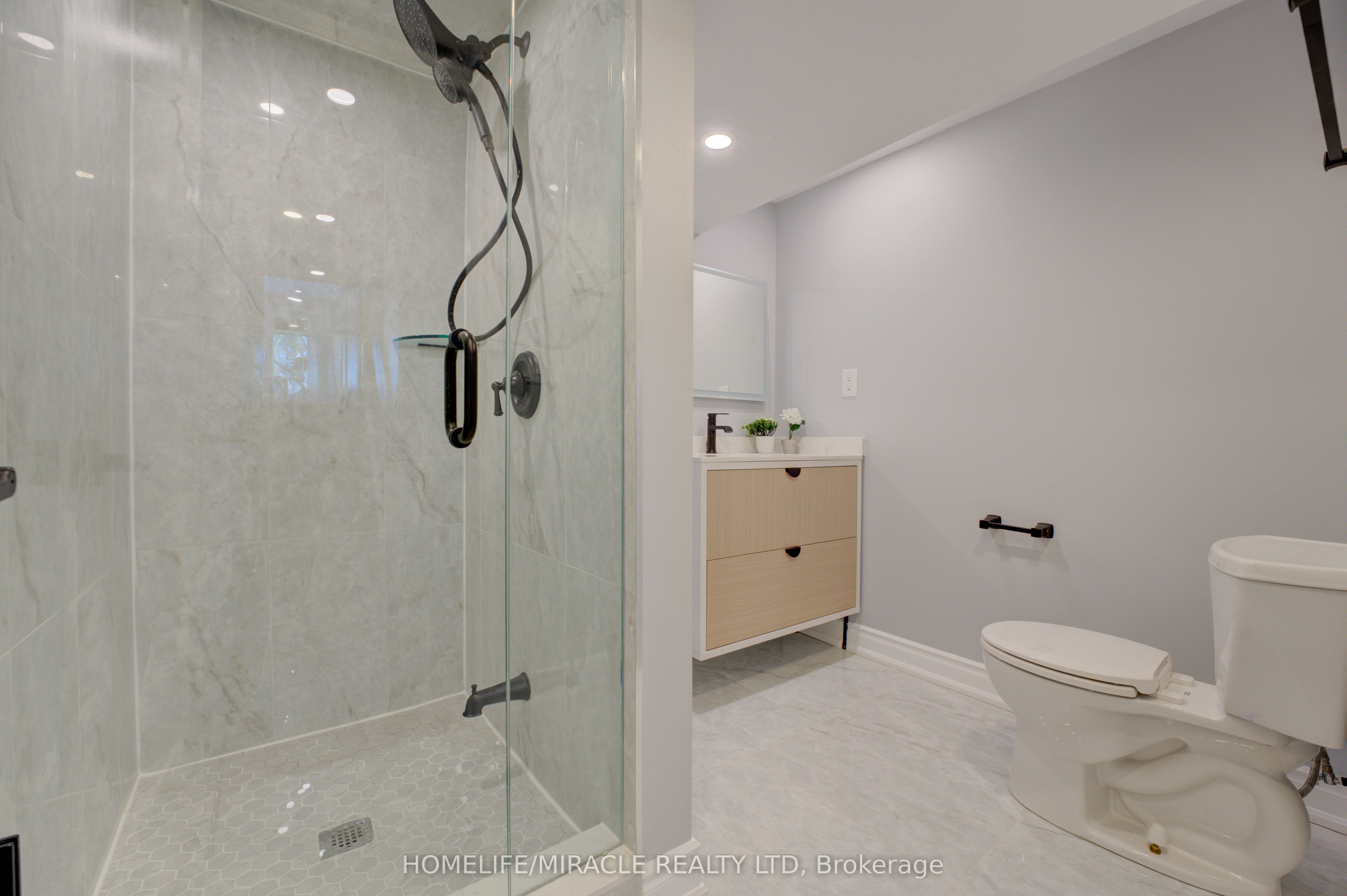 85 Silverstone Drive Property Photo 27
