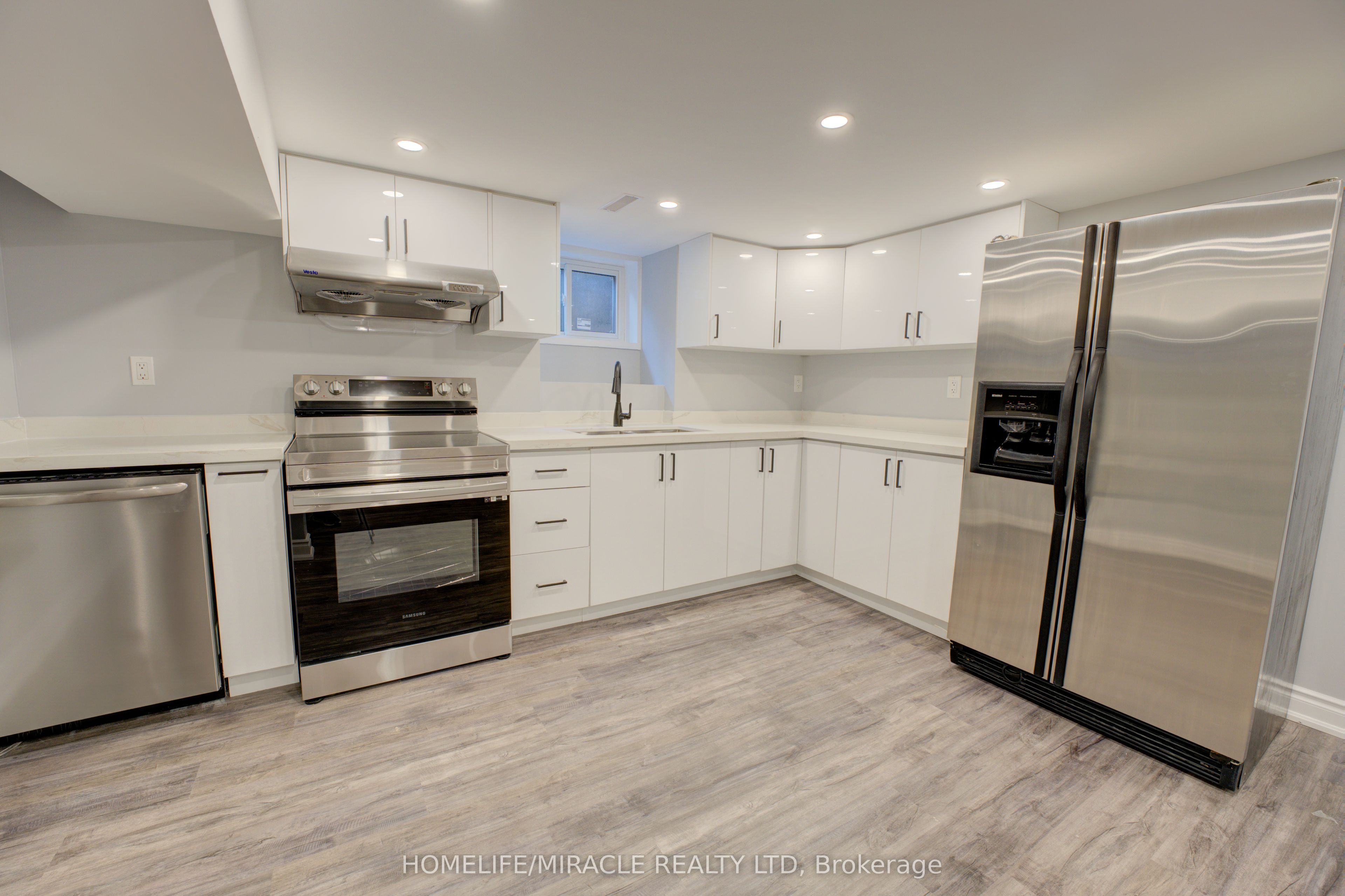 85 Silverstone Drive Property Photo 33