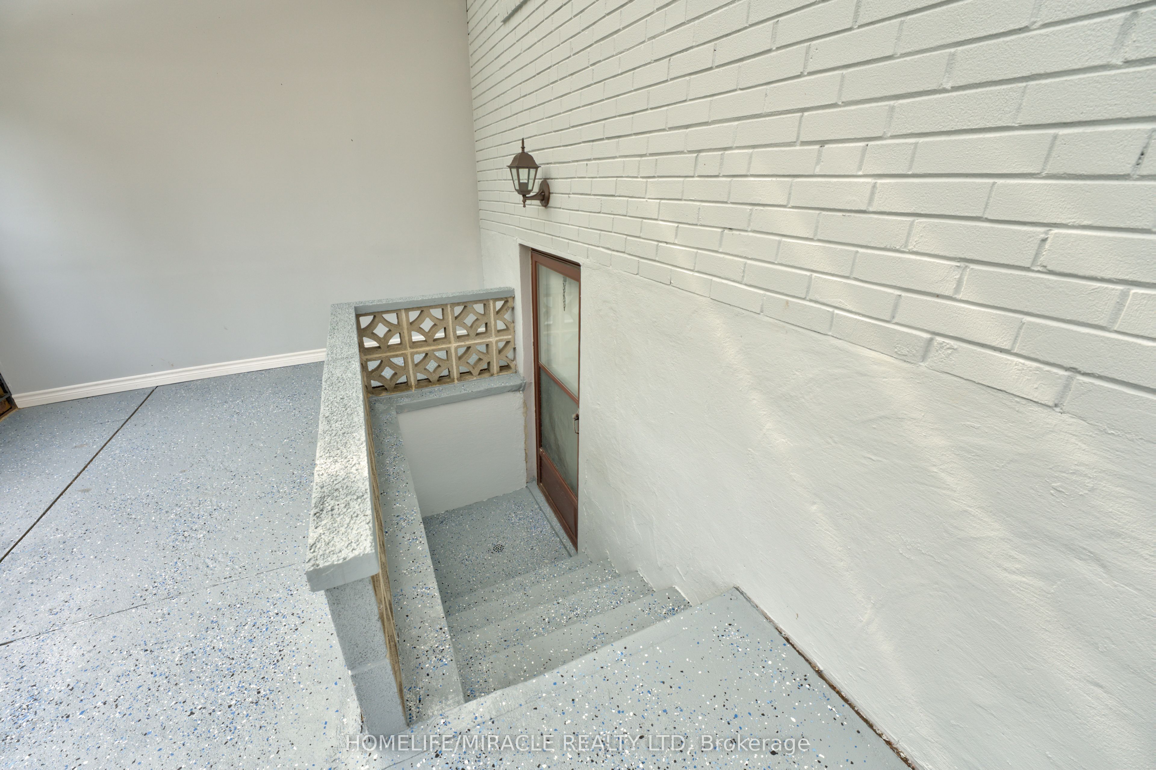 85 Silverstone Drive Property Photo 35