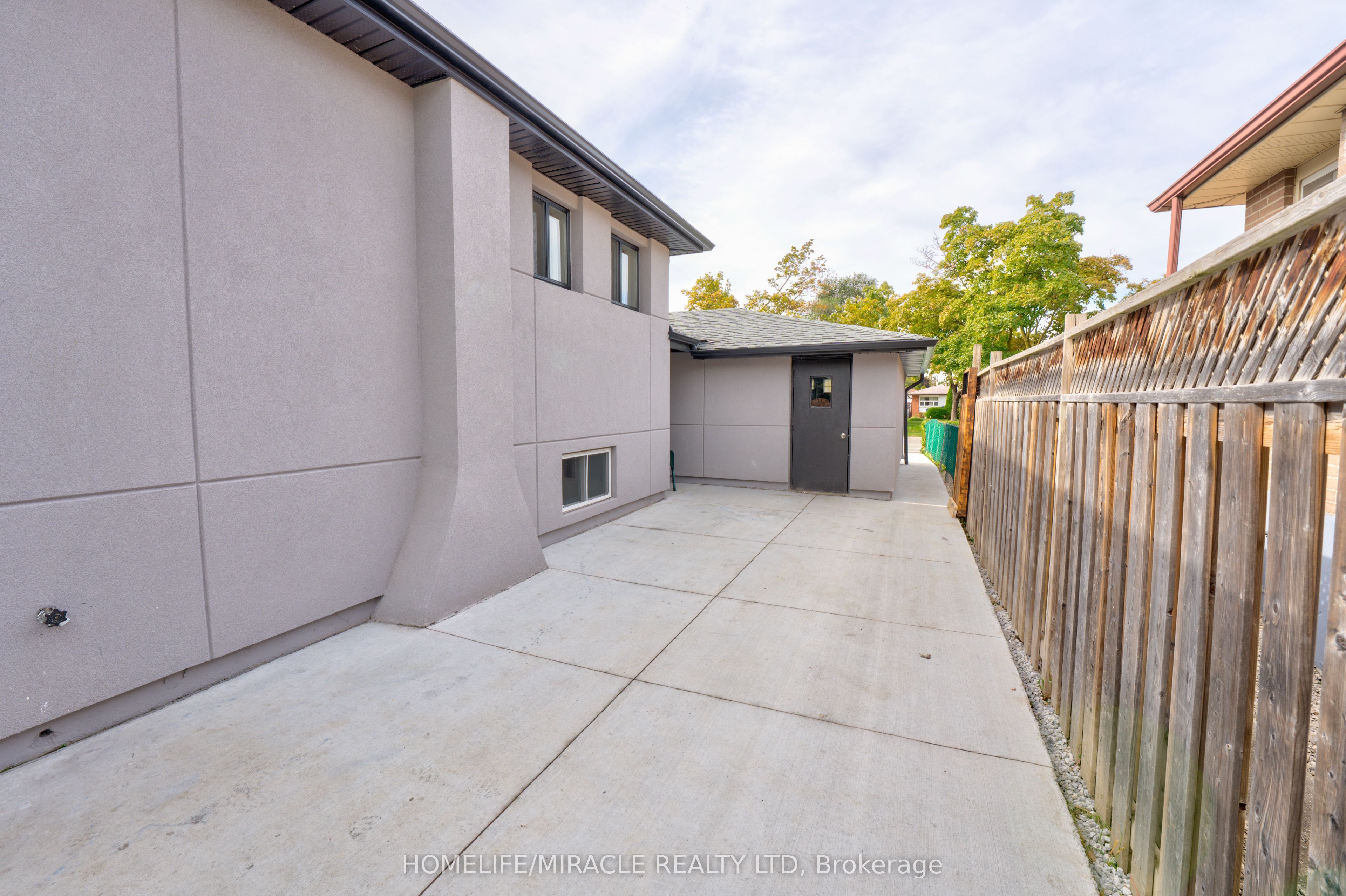 85 Silverstone Drive Property Photo 40