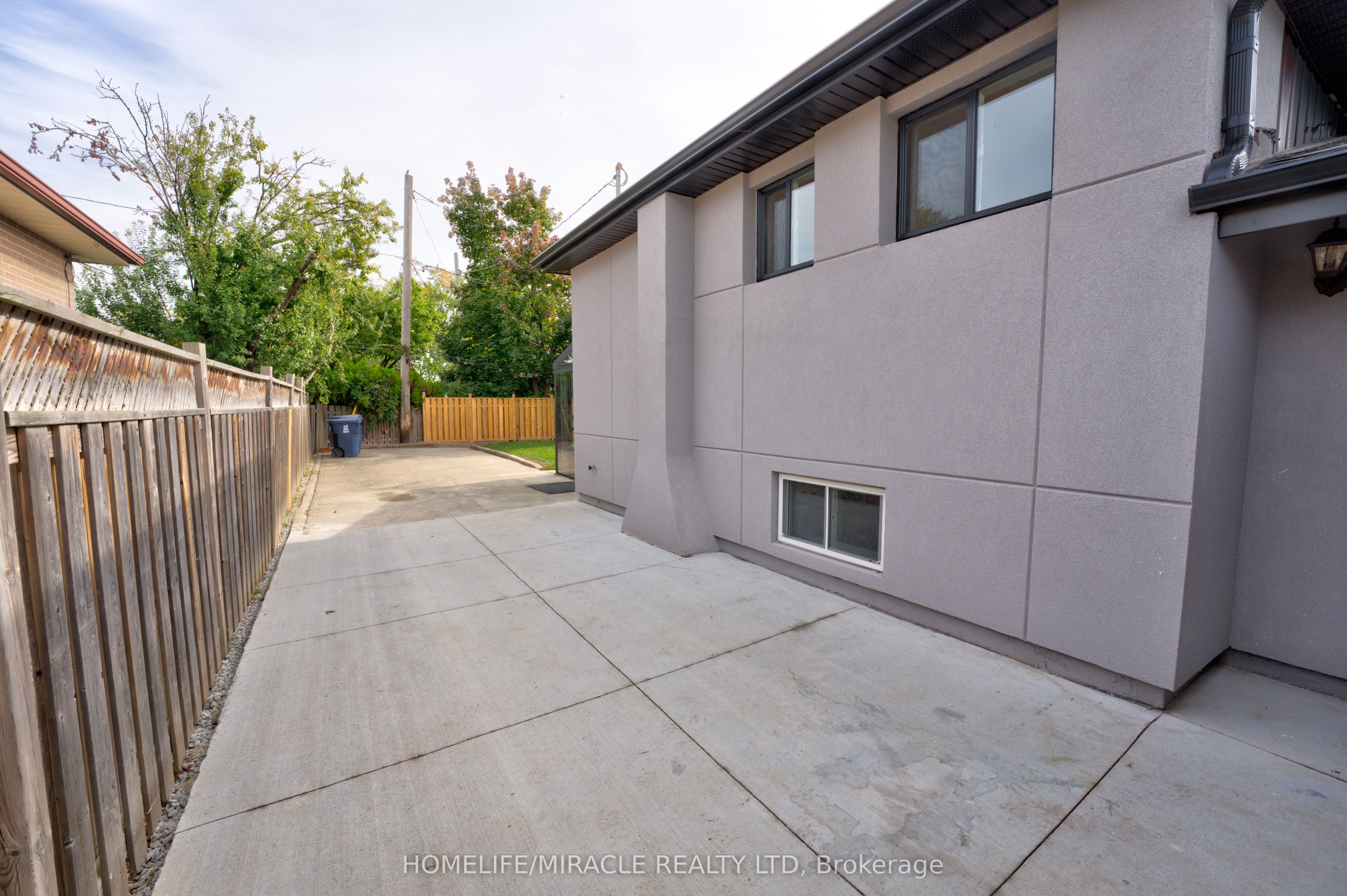 85 Silverstone Drive Property Photo 41