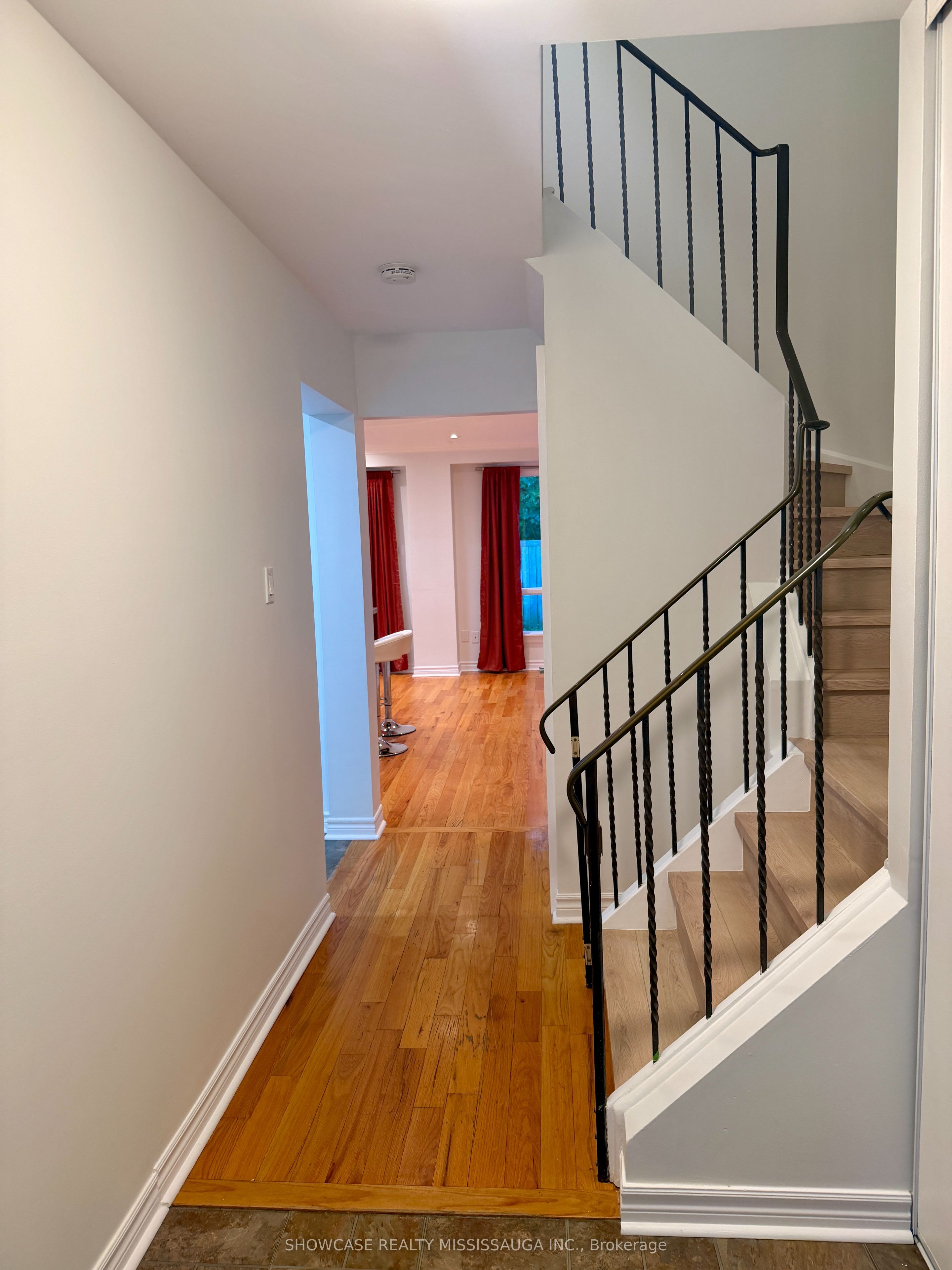883 Sweetwater Crescent Property Photo 3