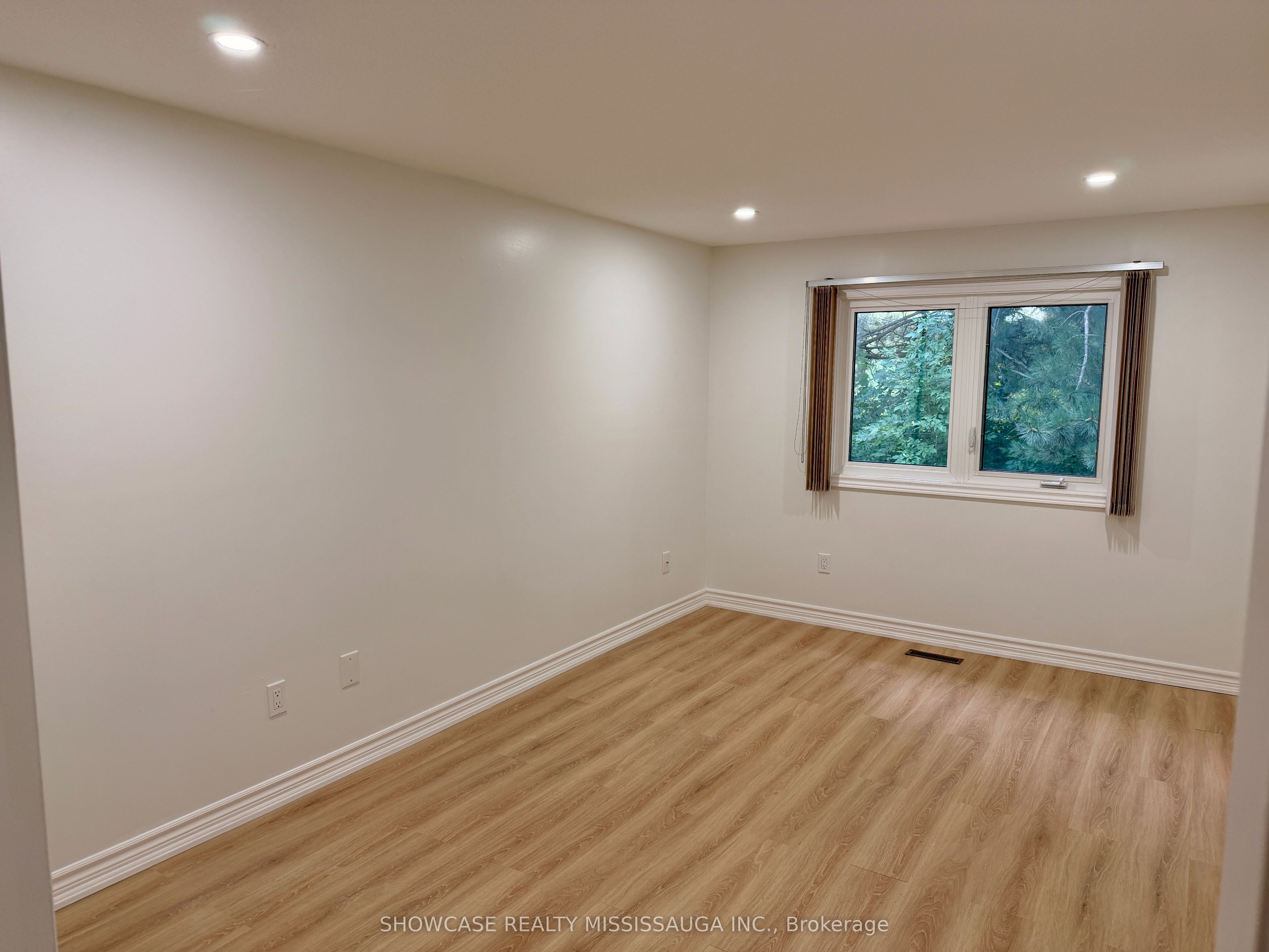 883 Sweetwater Crescent Property Photo 13