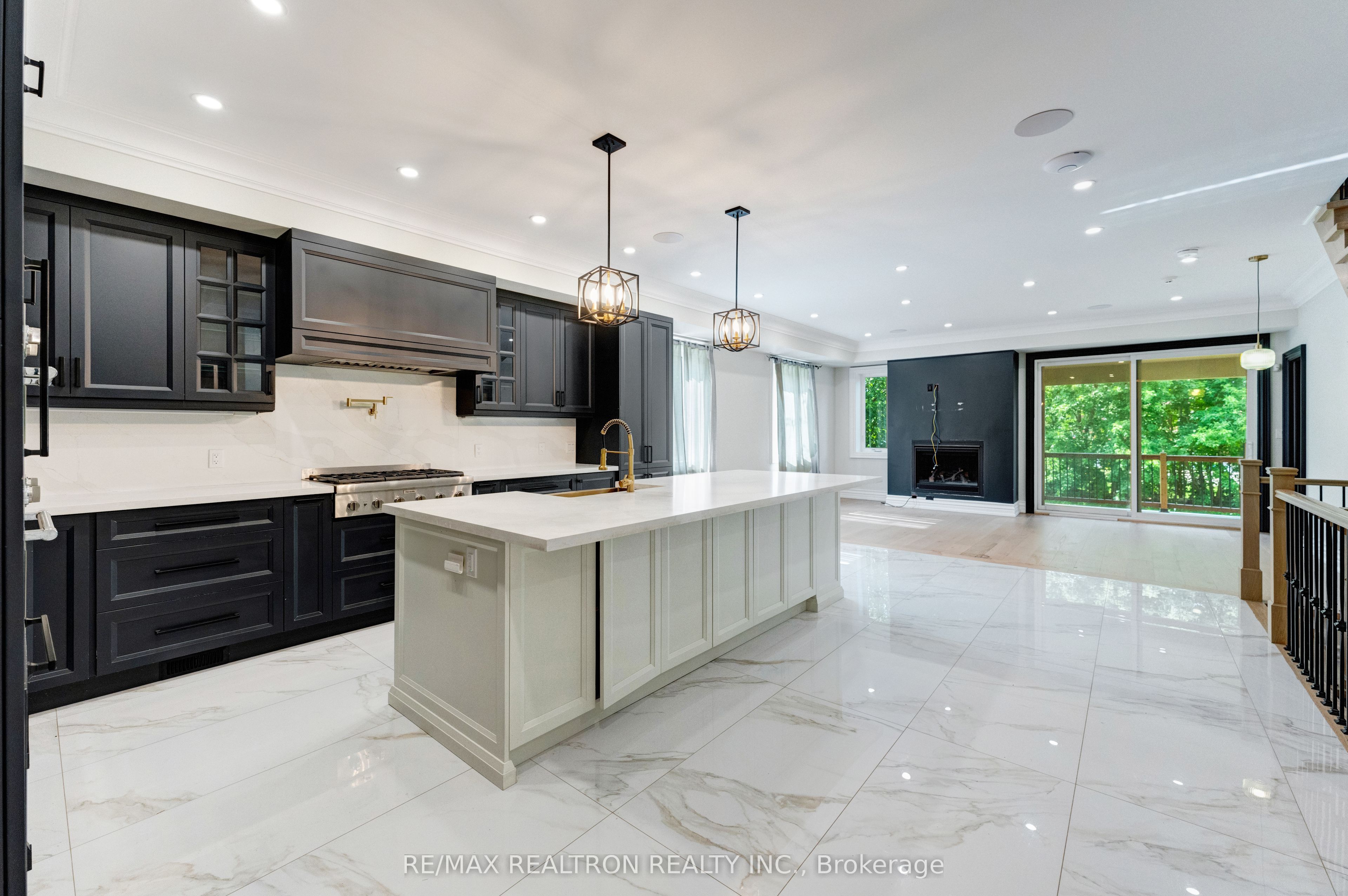32 Bradfield Avenue W Property Photo 5