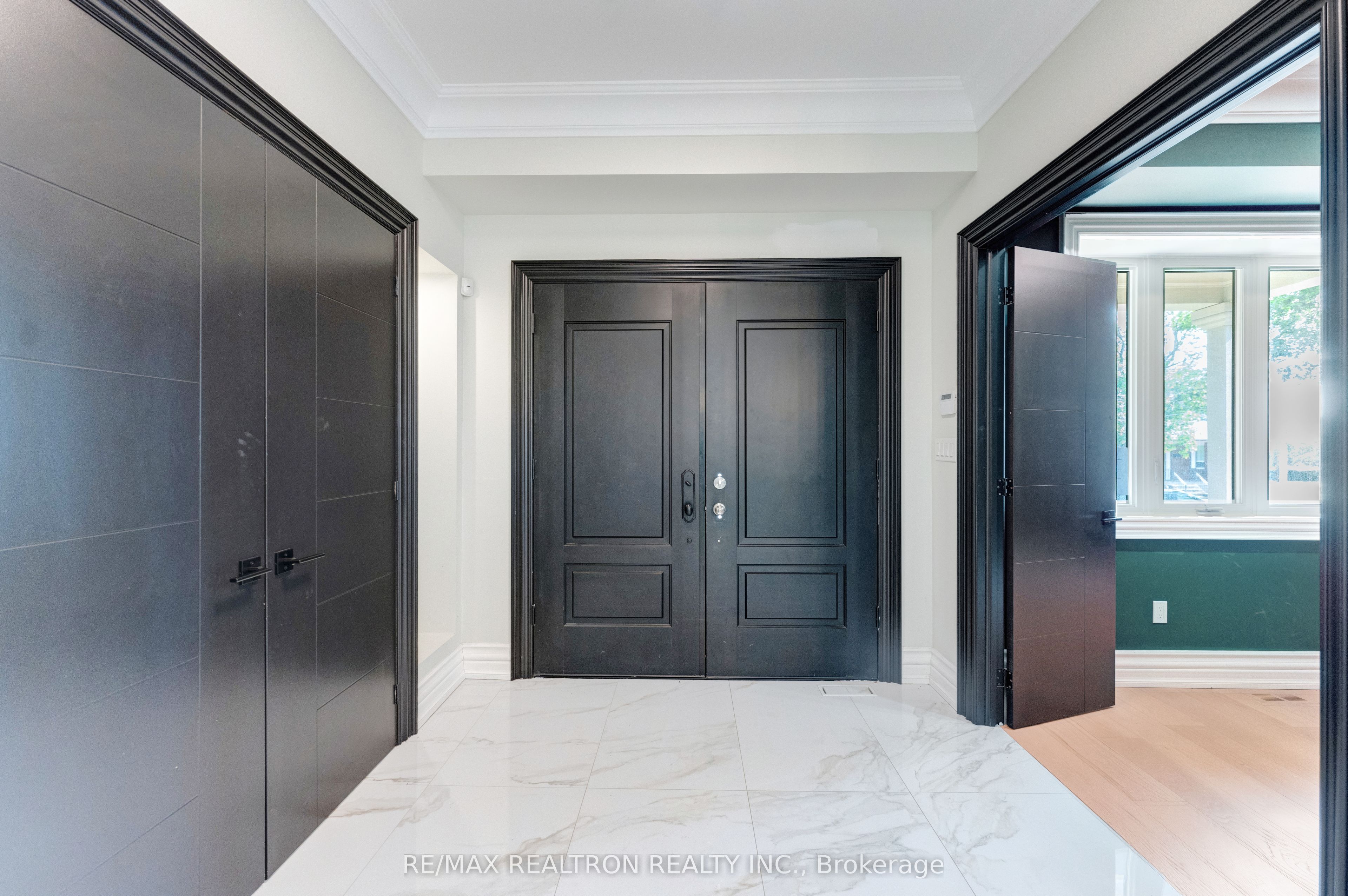 32 Bradfield Avenue W Property Photo 6