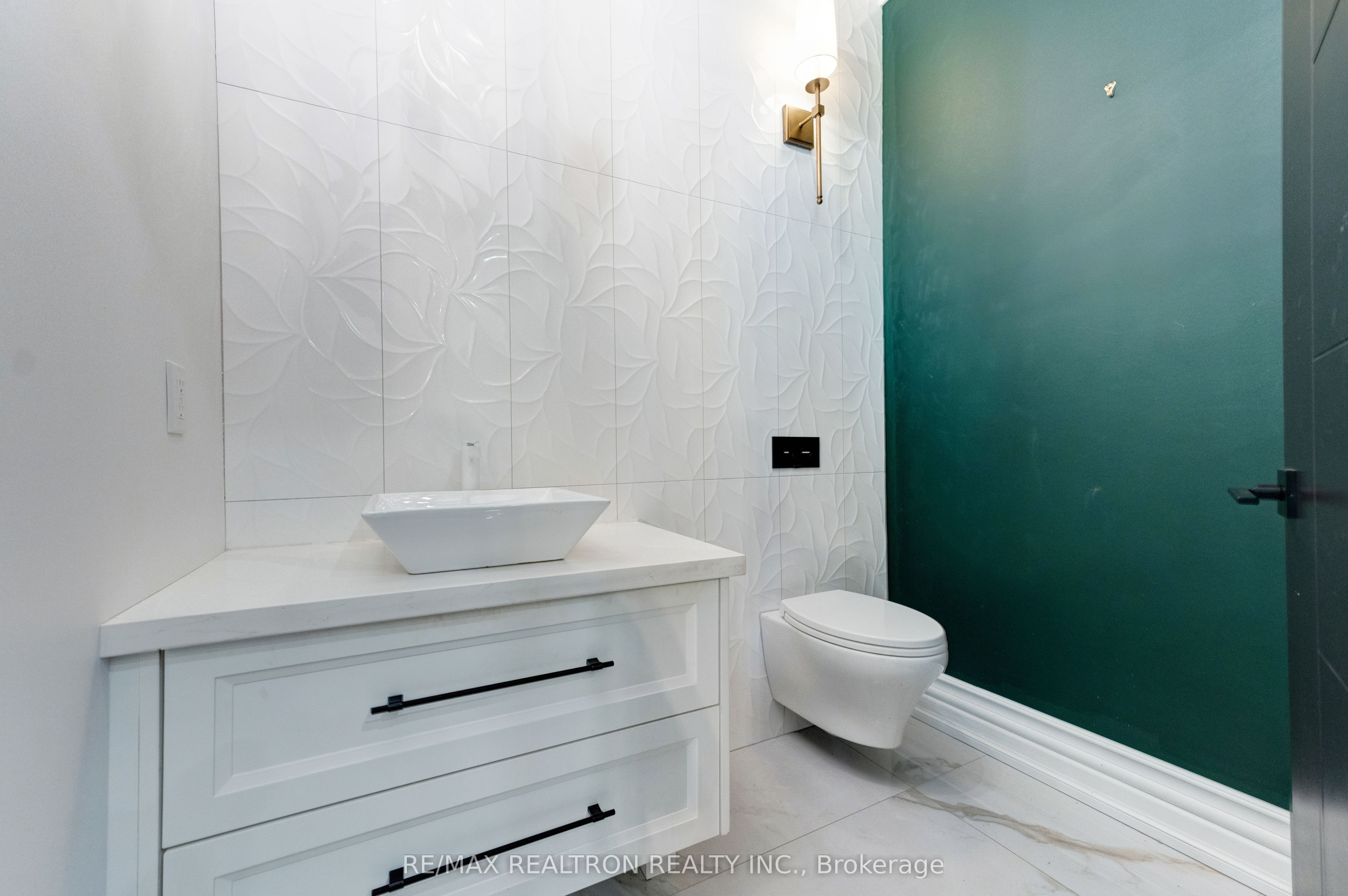 32 Bradfield Avenue W Property Photo 18