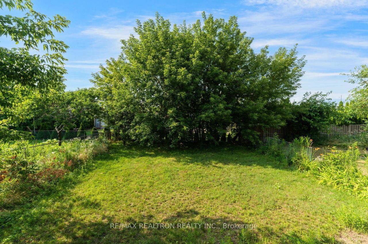 32 Bradfield Avenue W Property Photo 49