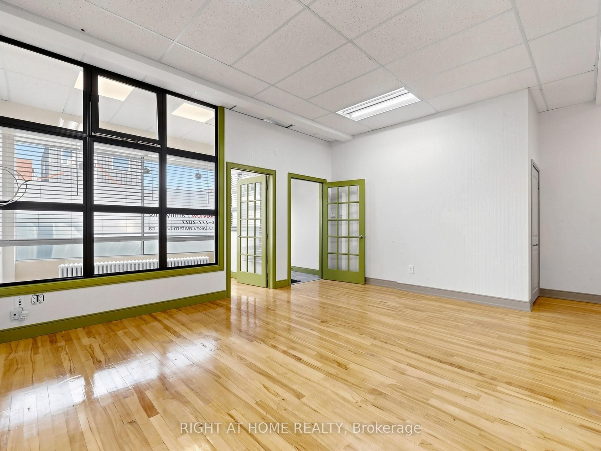701 The Queensway Avenue Property Photo 3