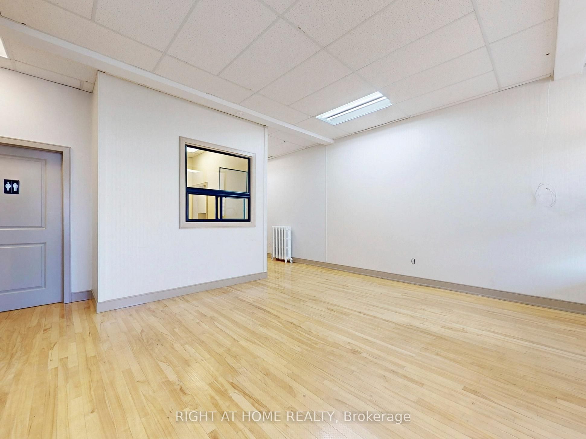 701 The Queensway Avenue Property Photo 4