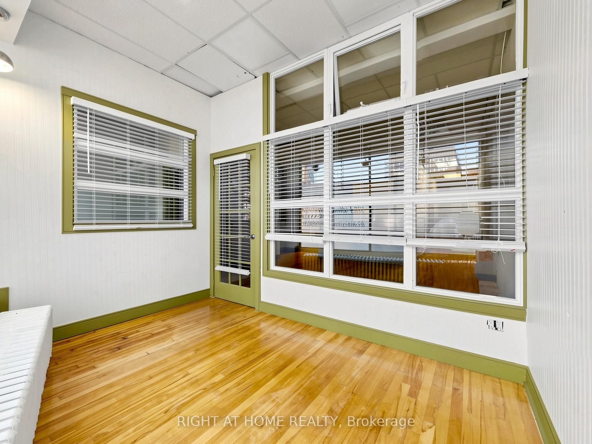 701 The Queensway Avenue Property Photo 7