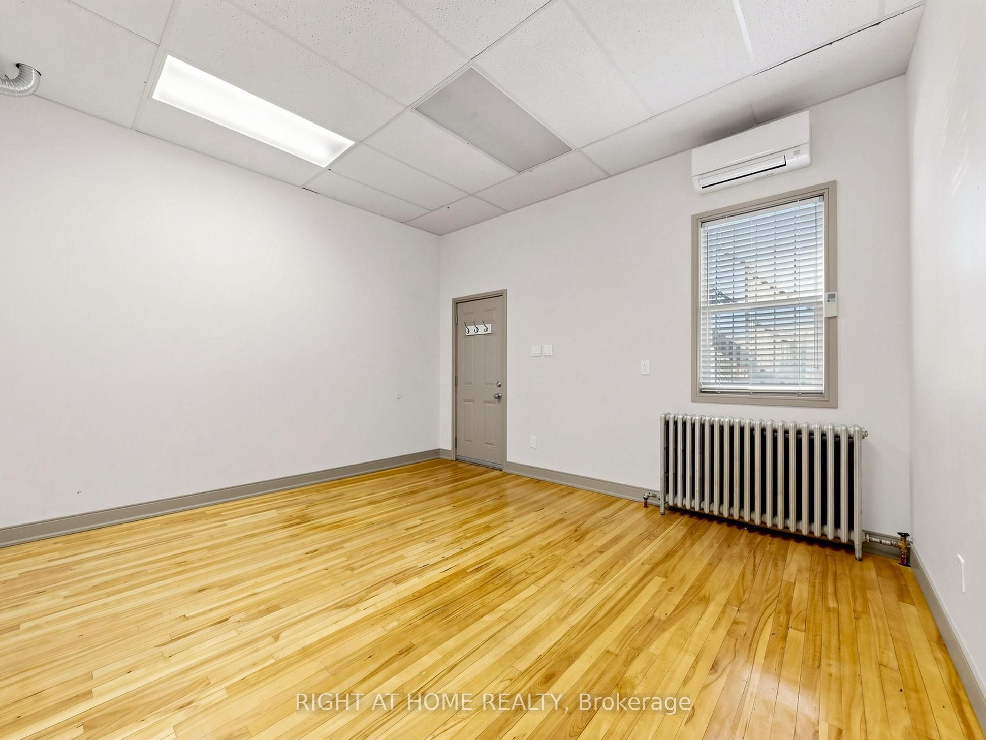 701 The Queensway Avenue Property Photo 8