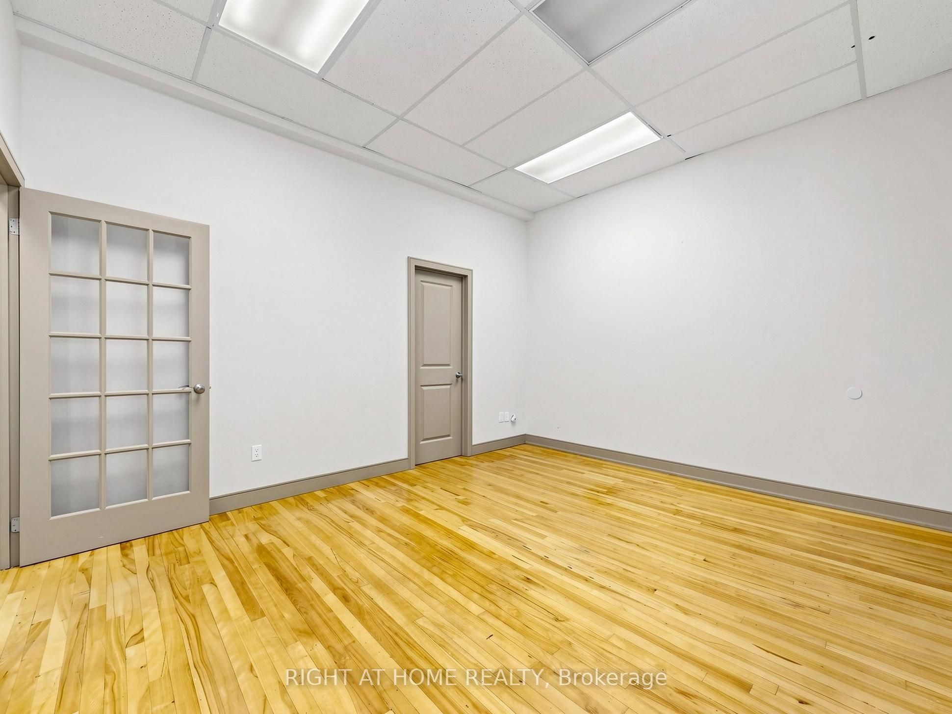 701 The Queensway Avenue Property Photo 9