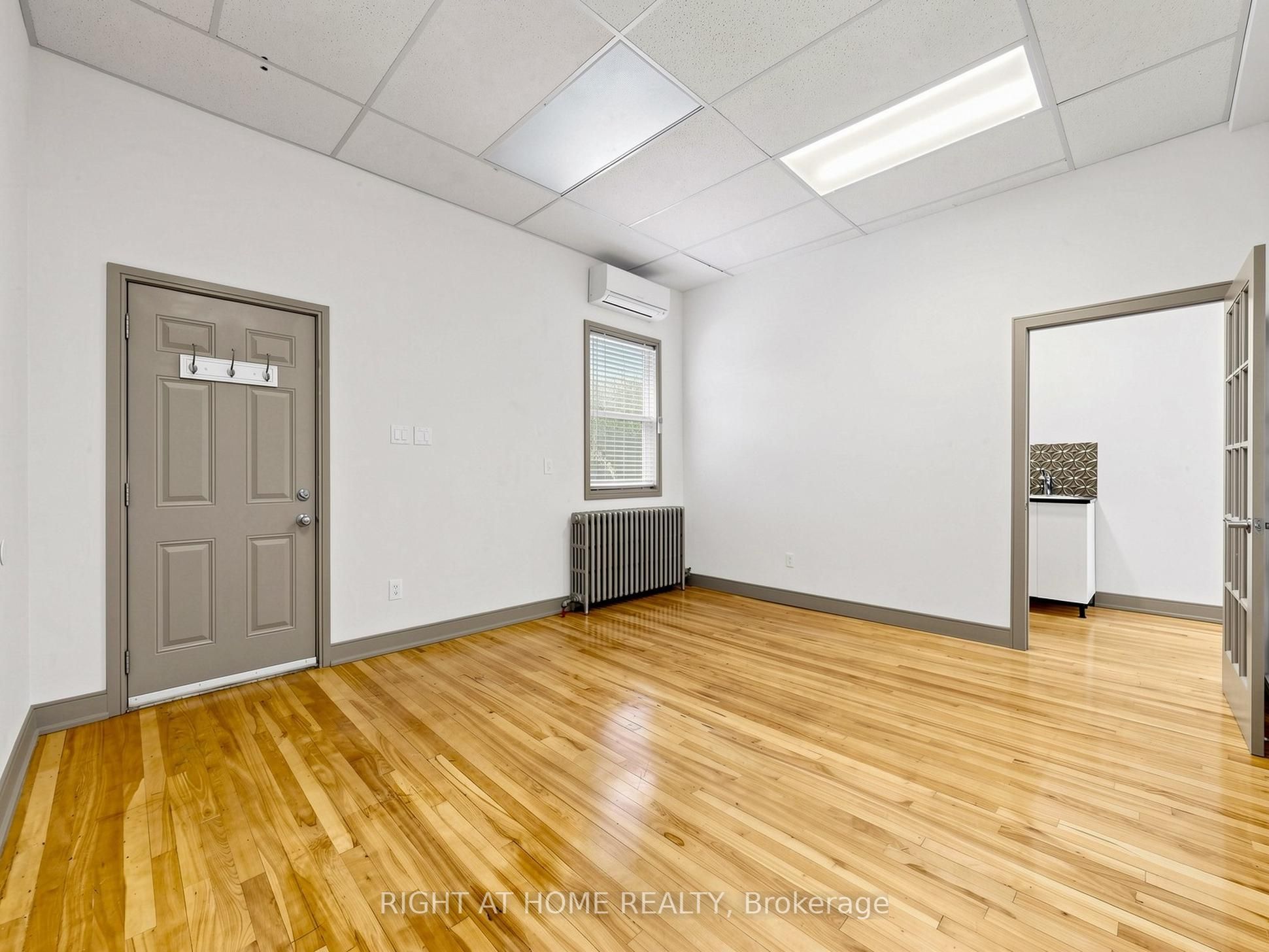 701 The Queensway Avenue Property Photo 10