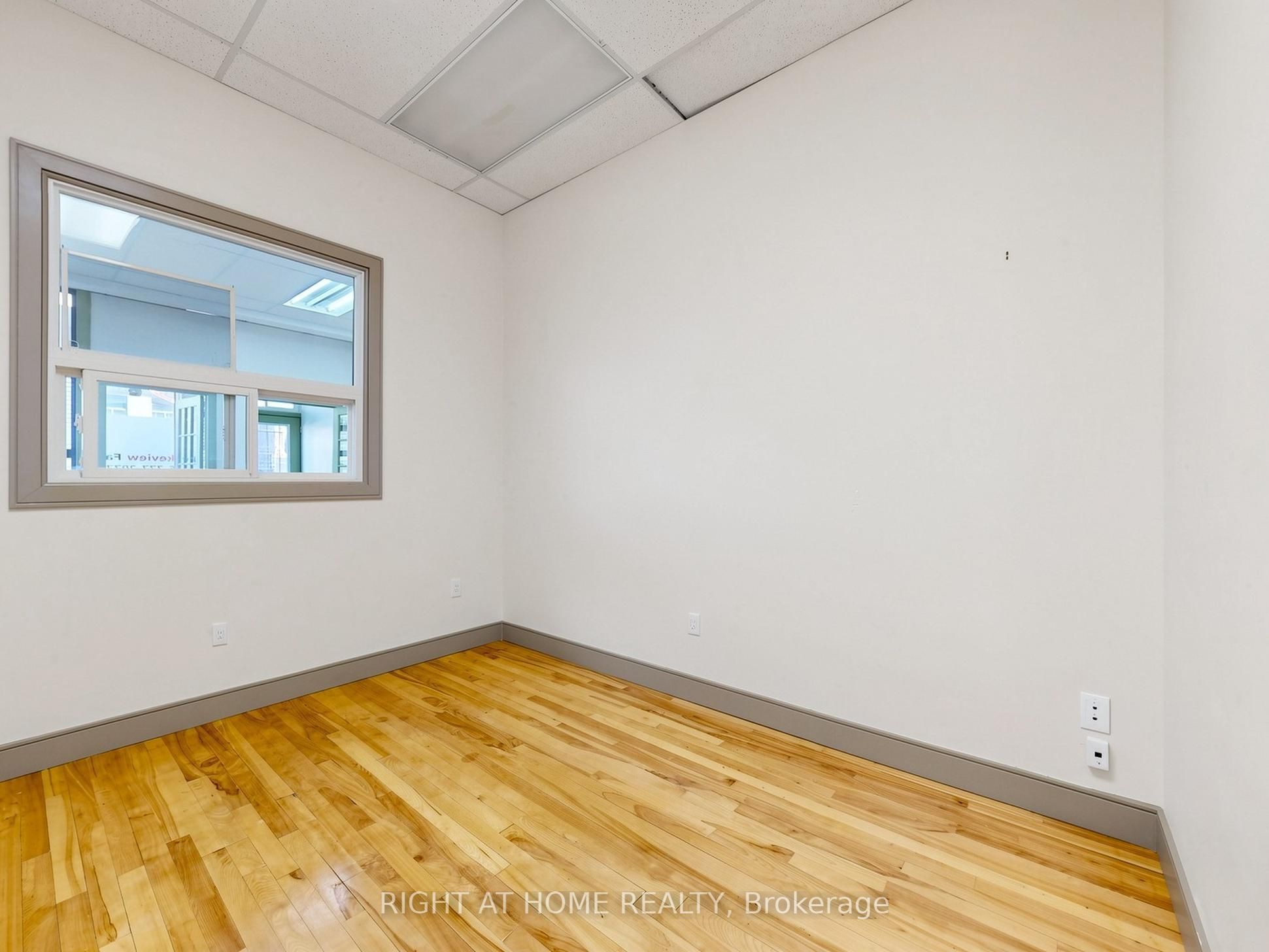 701 The Queensway Avenue Property Photo 11
