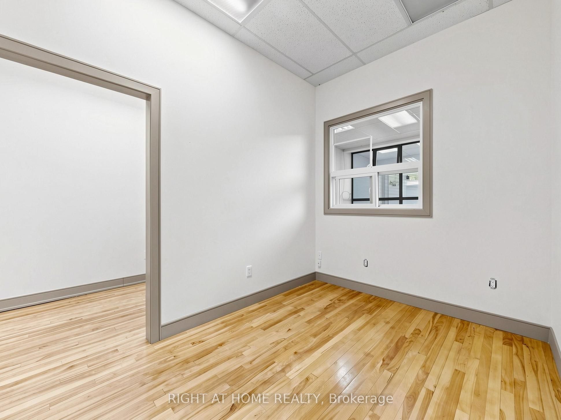 701 The Queensway Avenue Property Photo 12