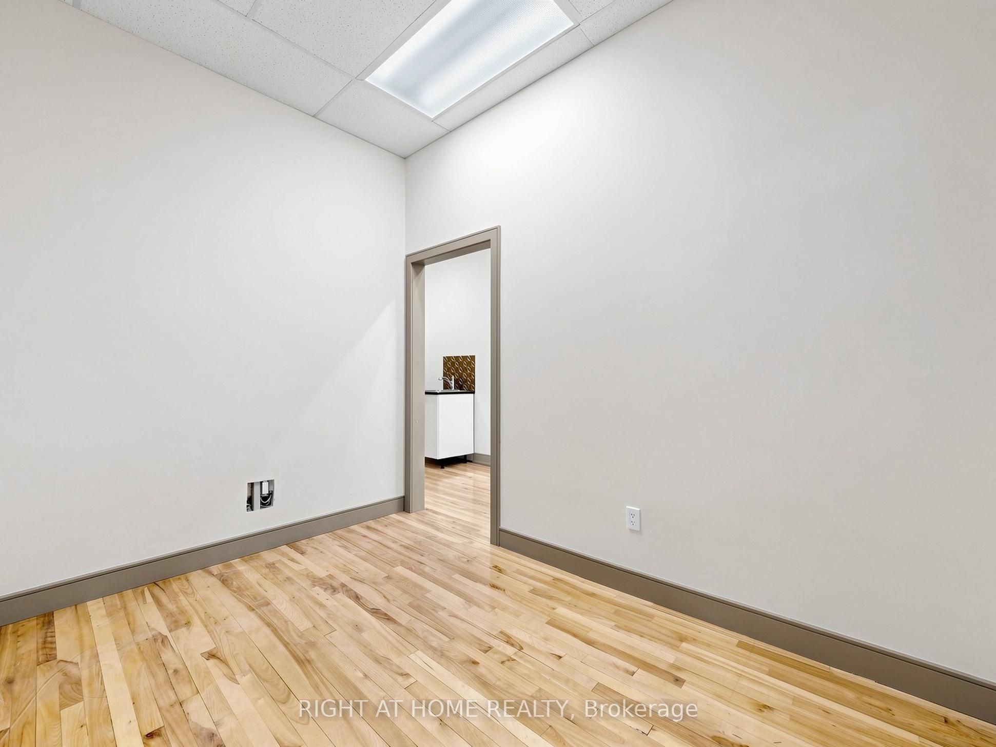 701 The Queensway Avenue Property Photo 13