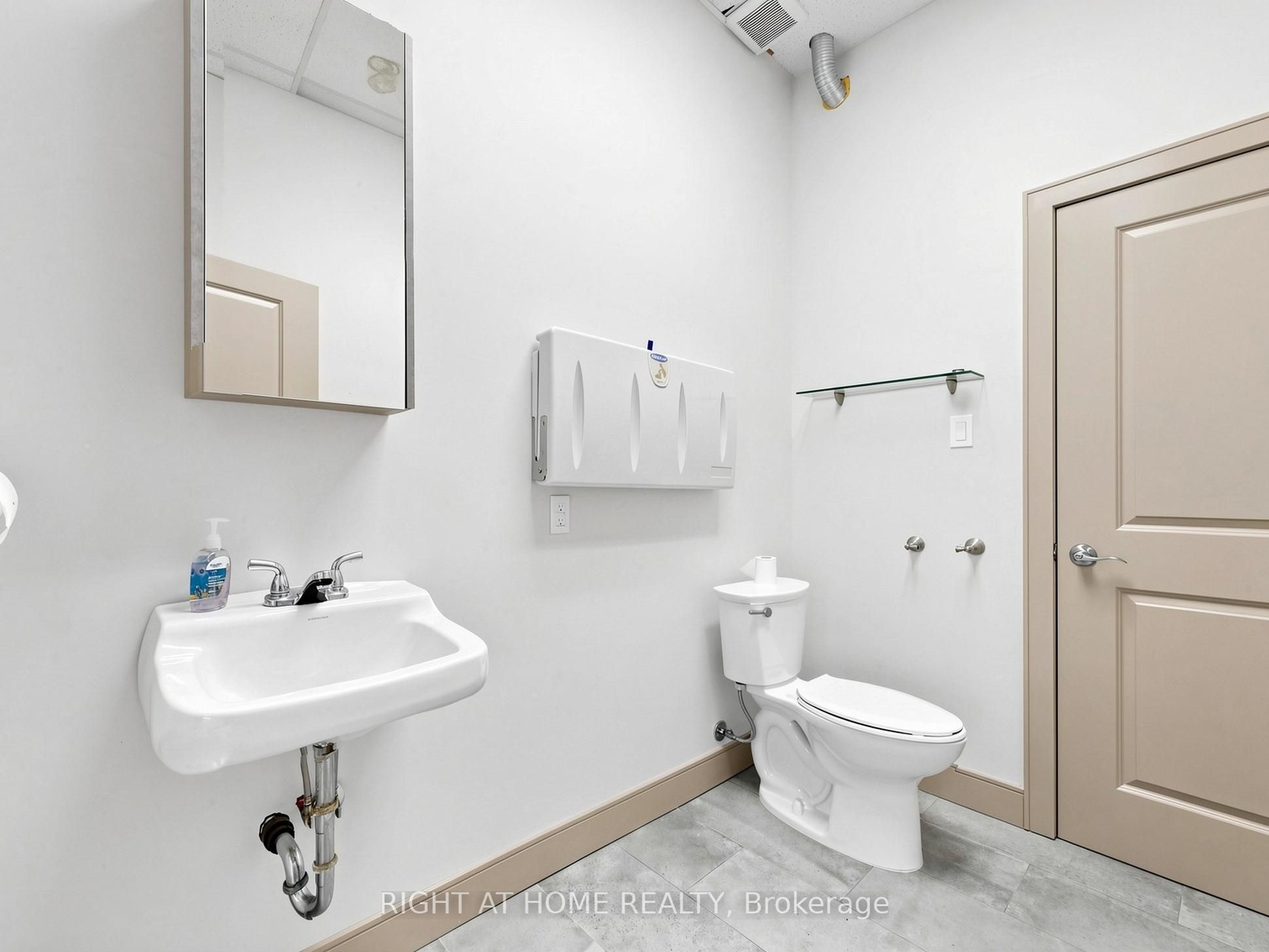 701 The Queensway Avenue Property Photo 14