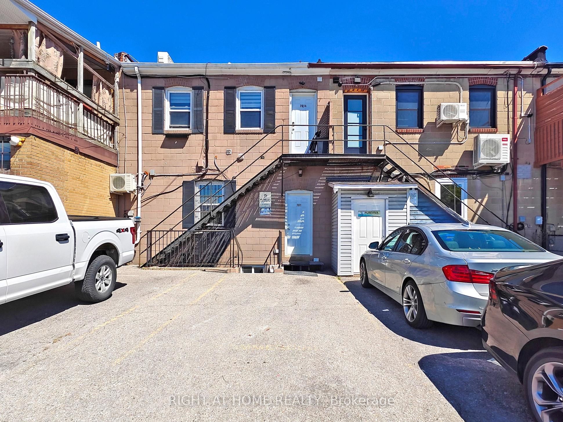 701 The Queensway Avenue Property Photo 18