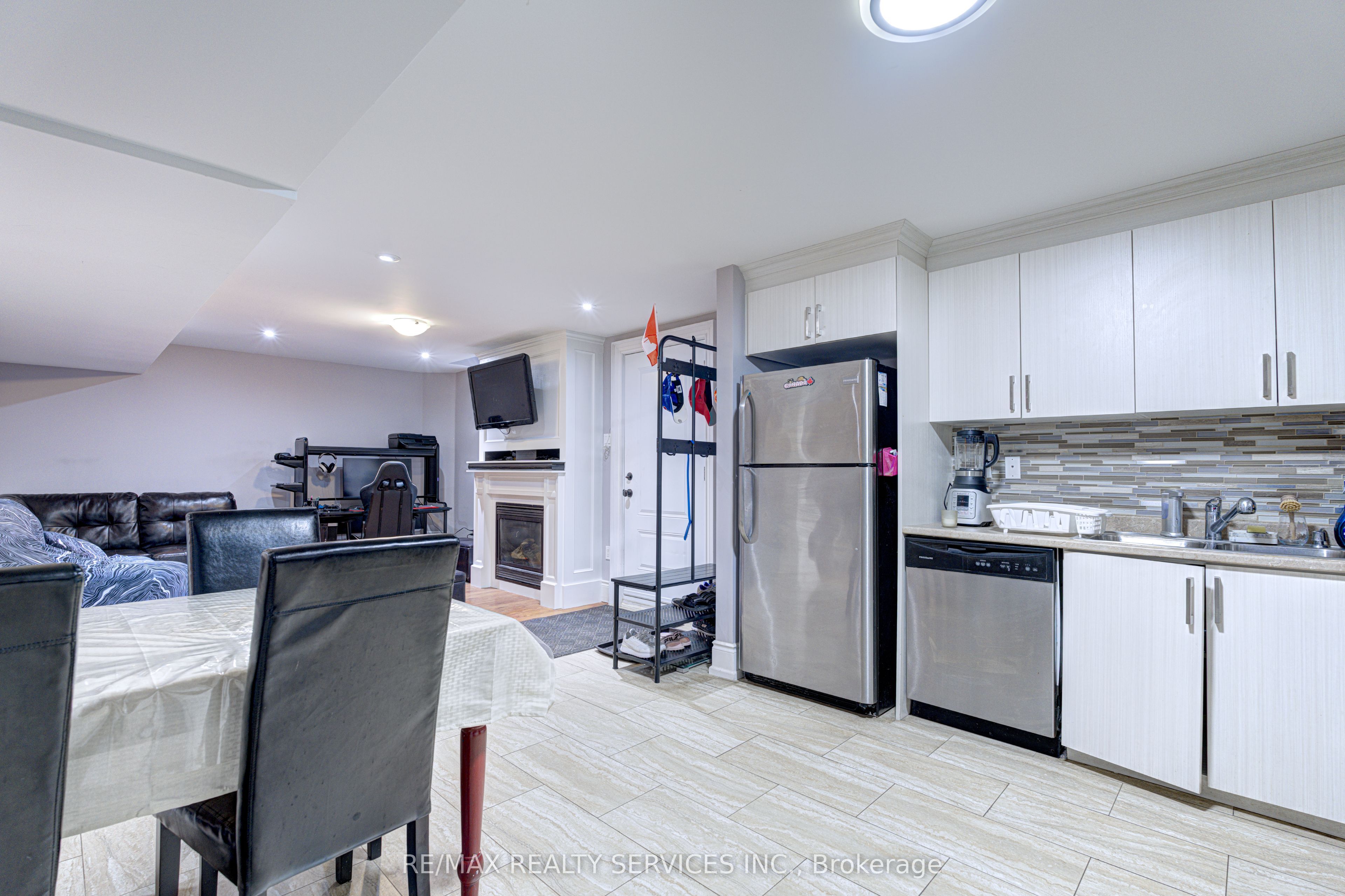 16 Fallgate Drive Property Photo 40