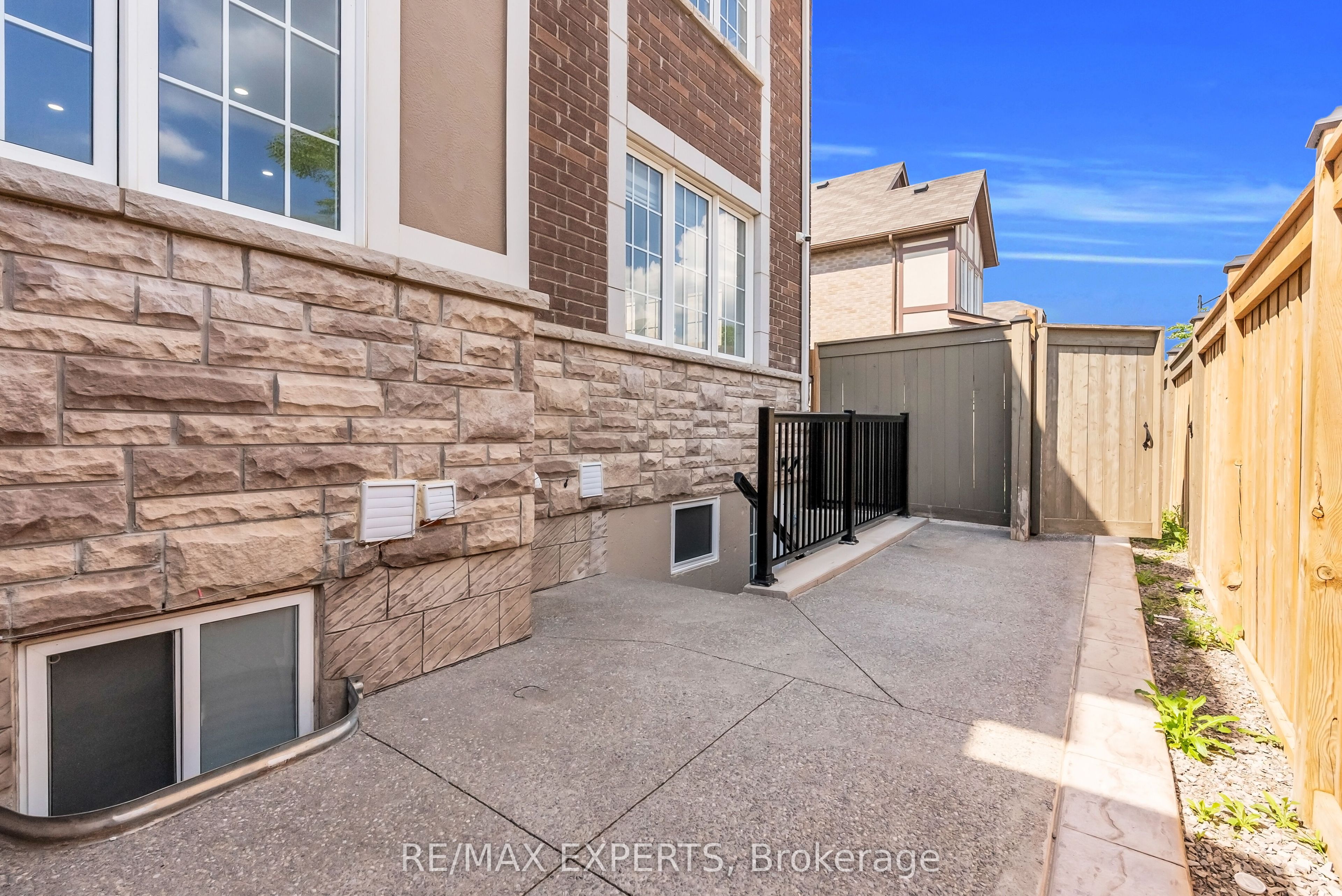 1253 Duignan Crescent Property Photo 38
