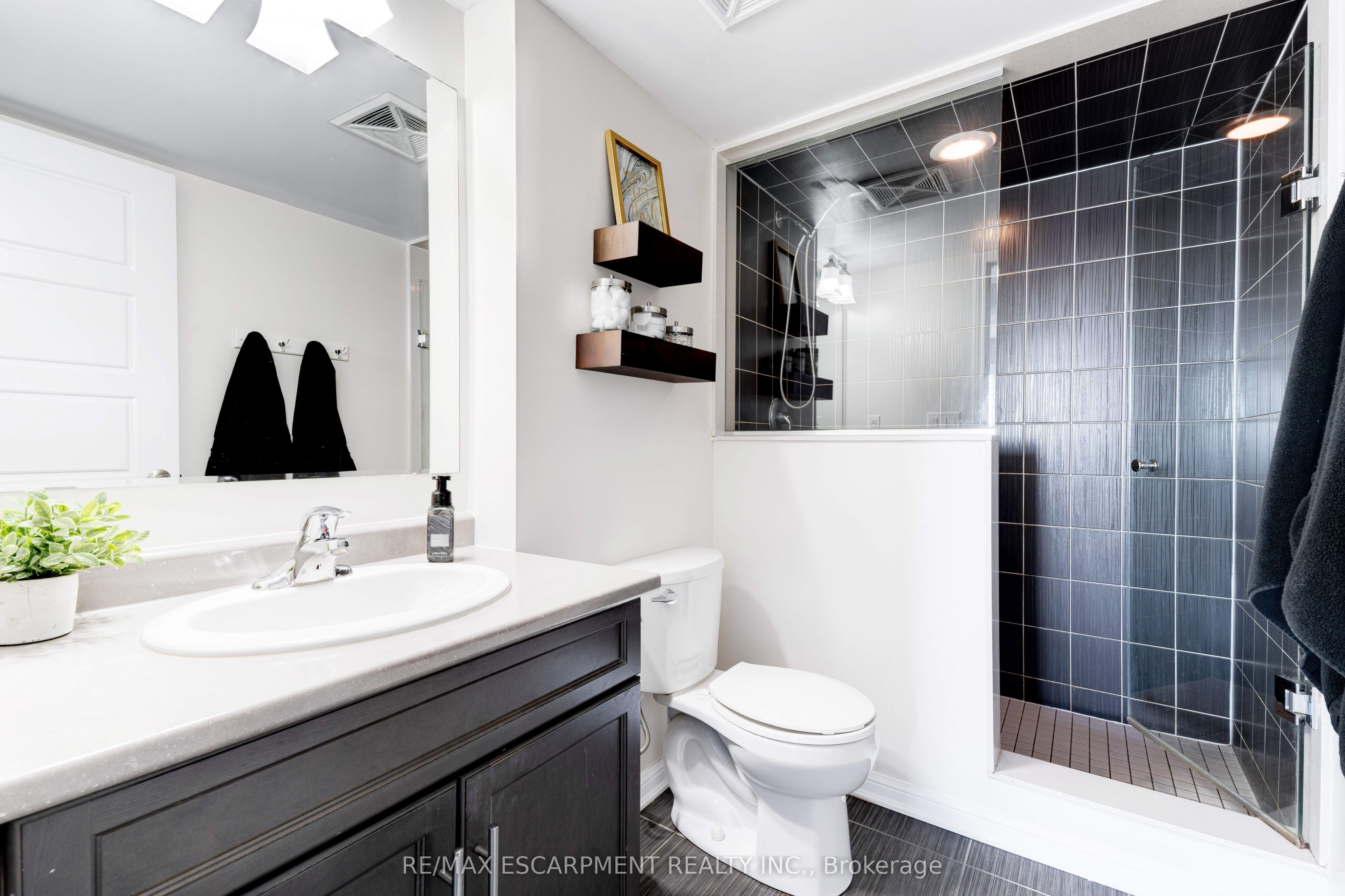 1045 Nadalin Heights 406 Property Photo 13