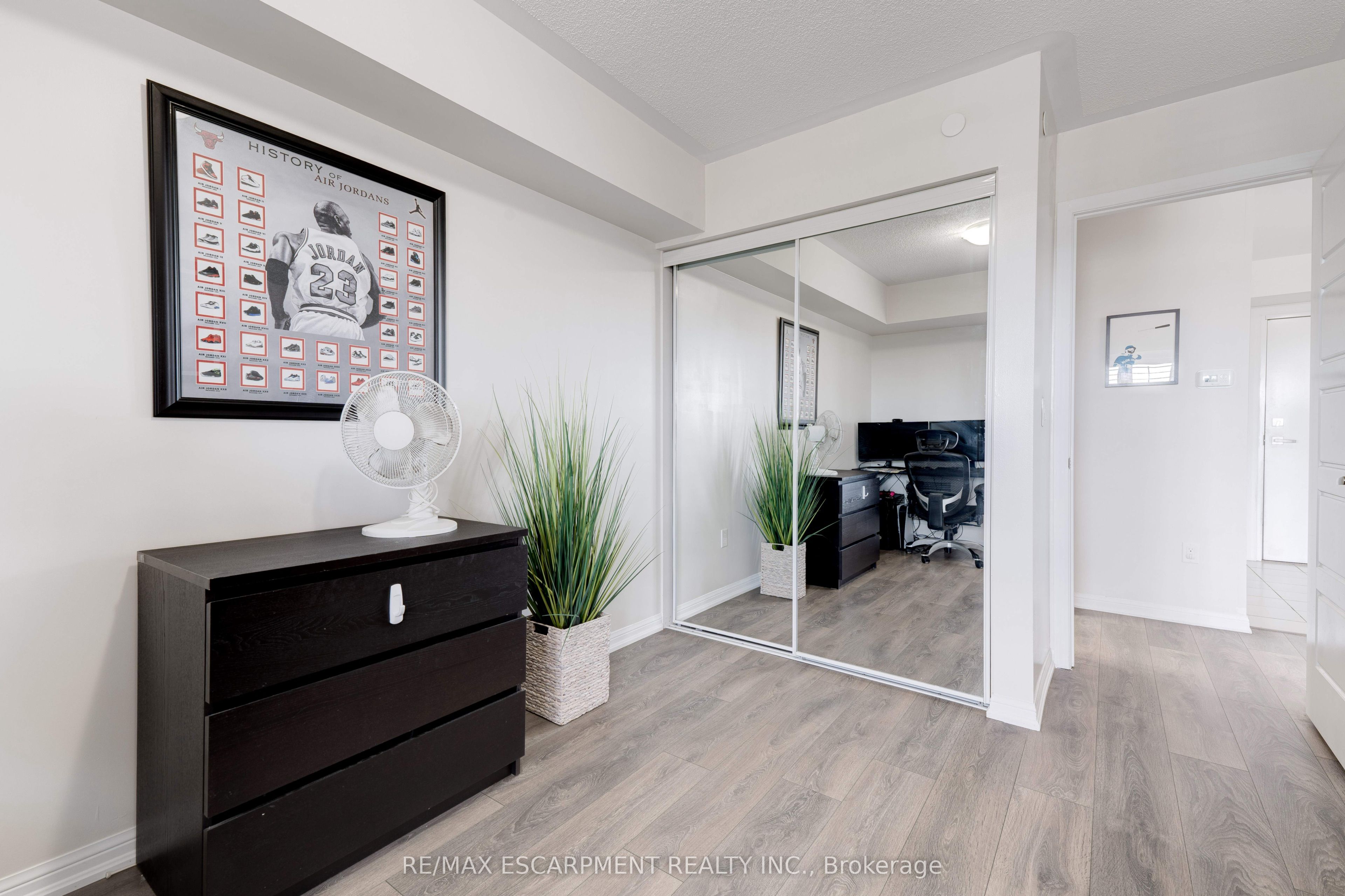 1045 Nadalin Heights 406 Property Photo 15