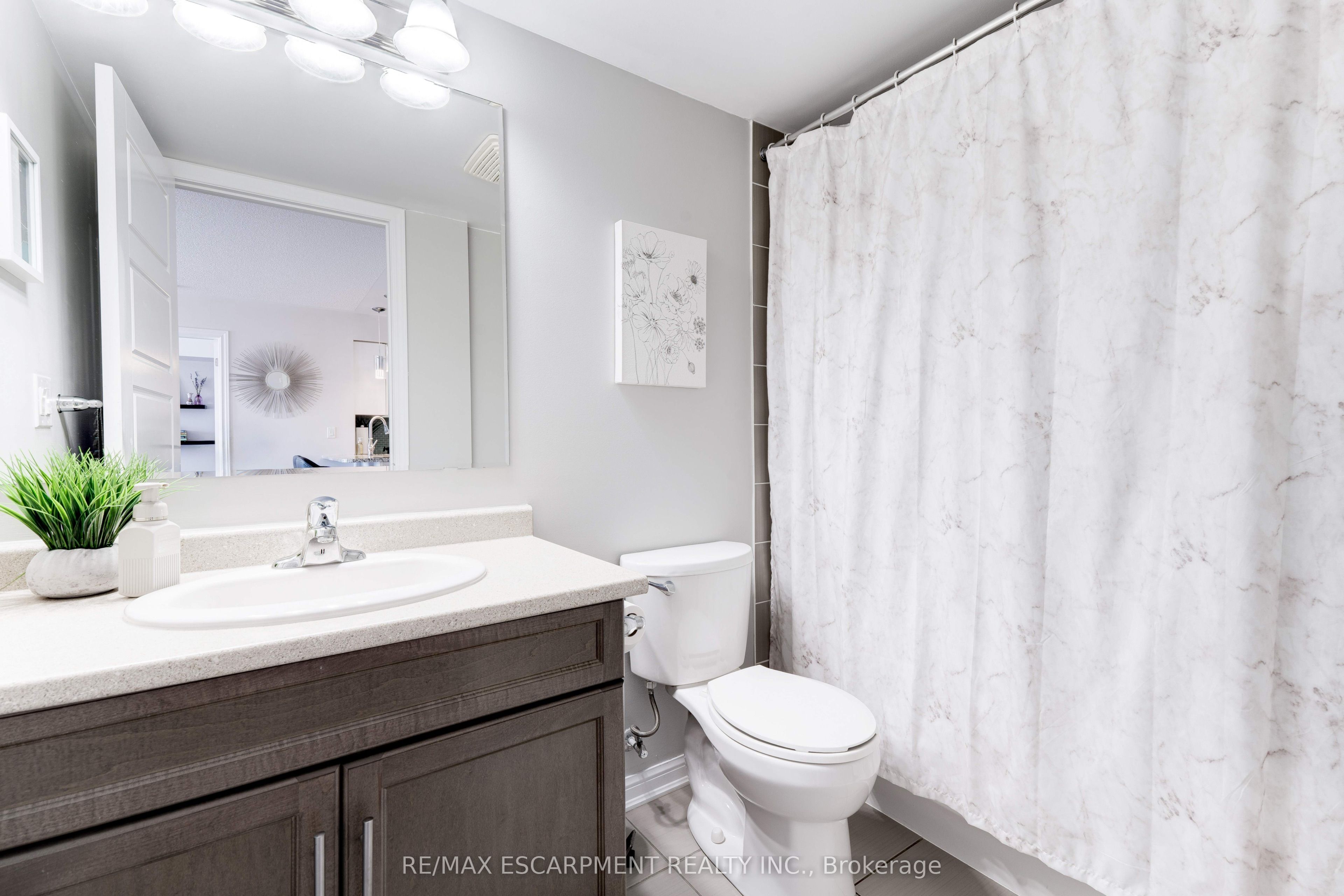 1045 Nadalin Heights 406 Property Photo 16