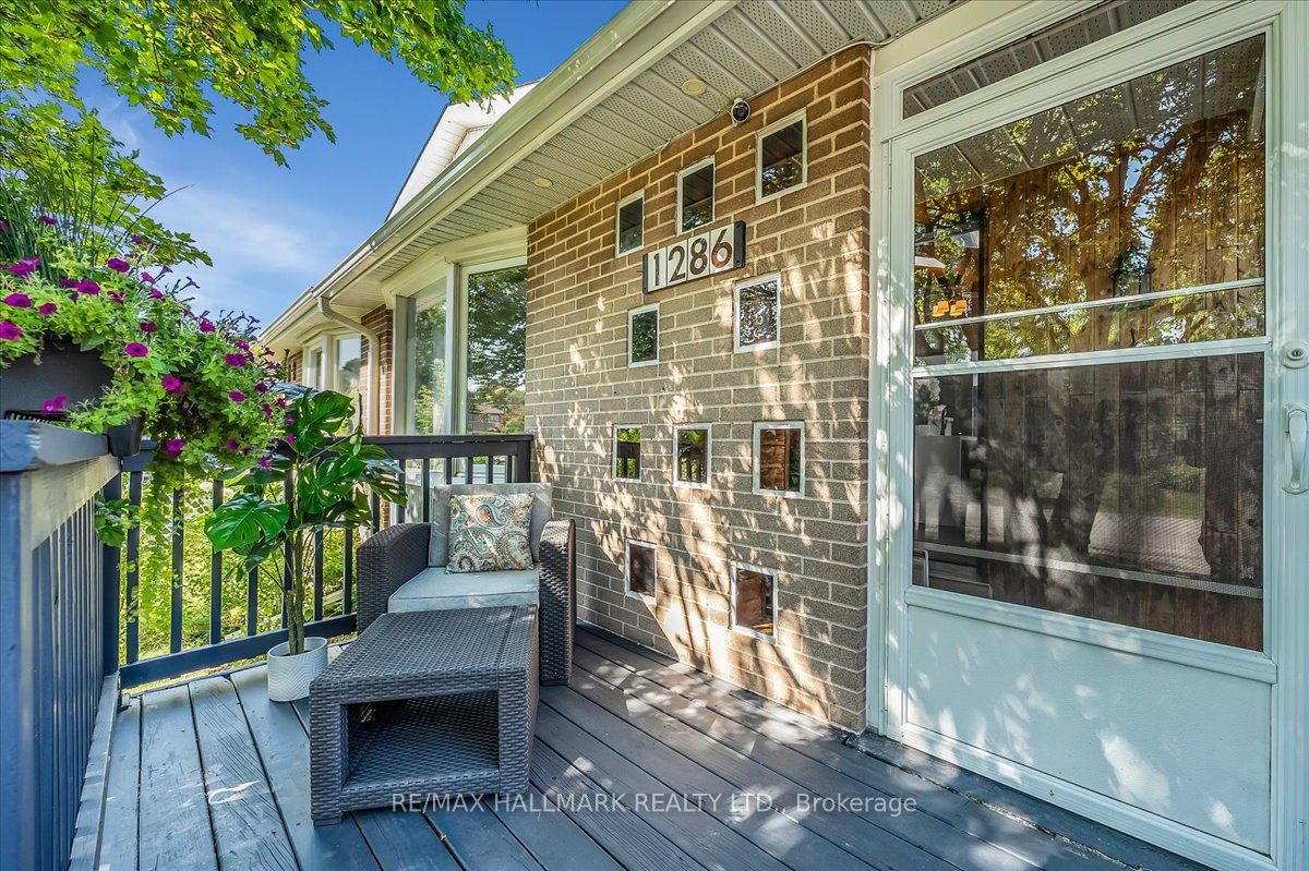 1286 Napier Crescent Property Photo 3