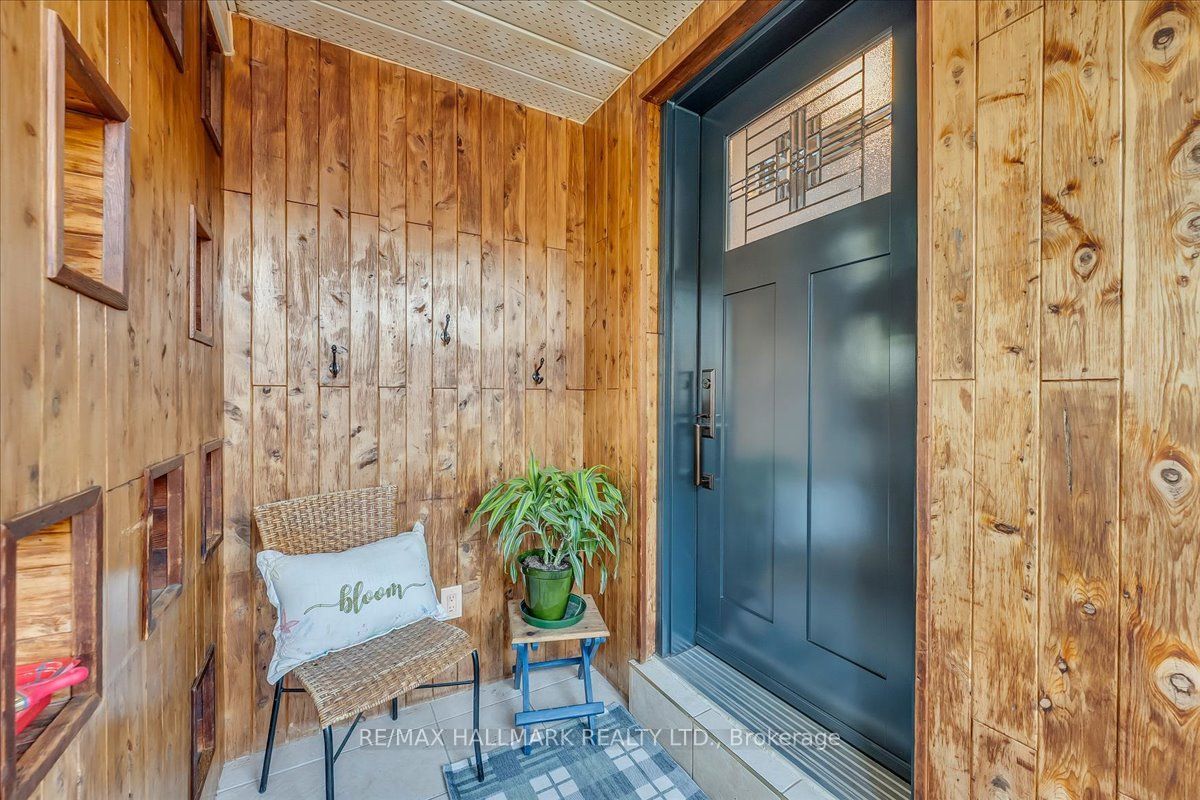 1286 Napier Crescent Property Photo 4