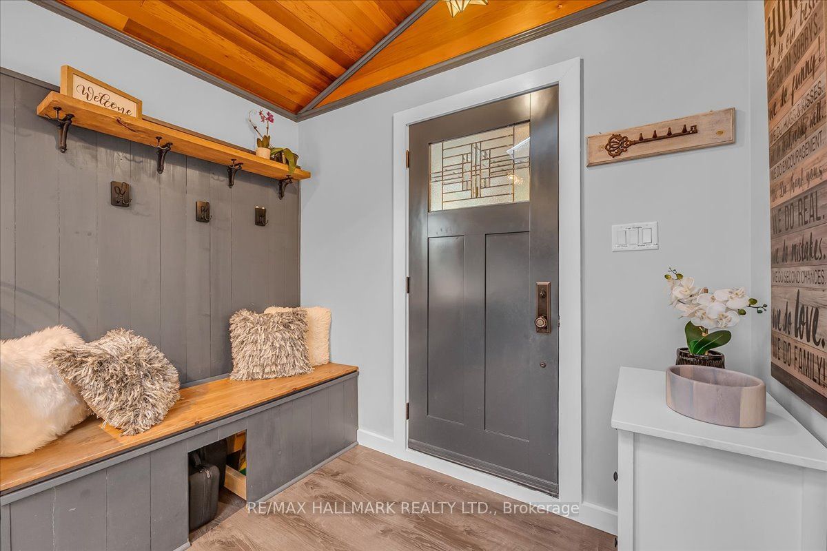 1286 Napier Crescent Property Photo 5